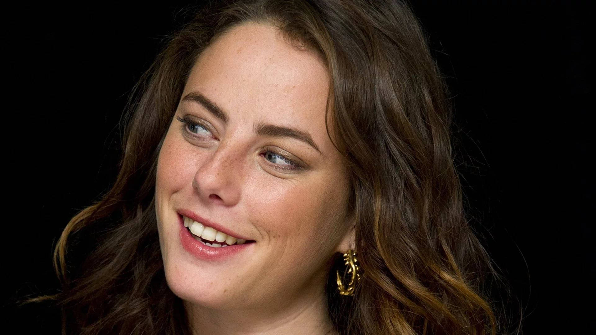 Kaya Scodelario, wavy brown hair, smiling warmly, Full HD Desktop Wallpaper