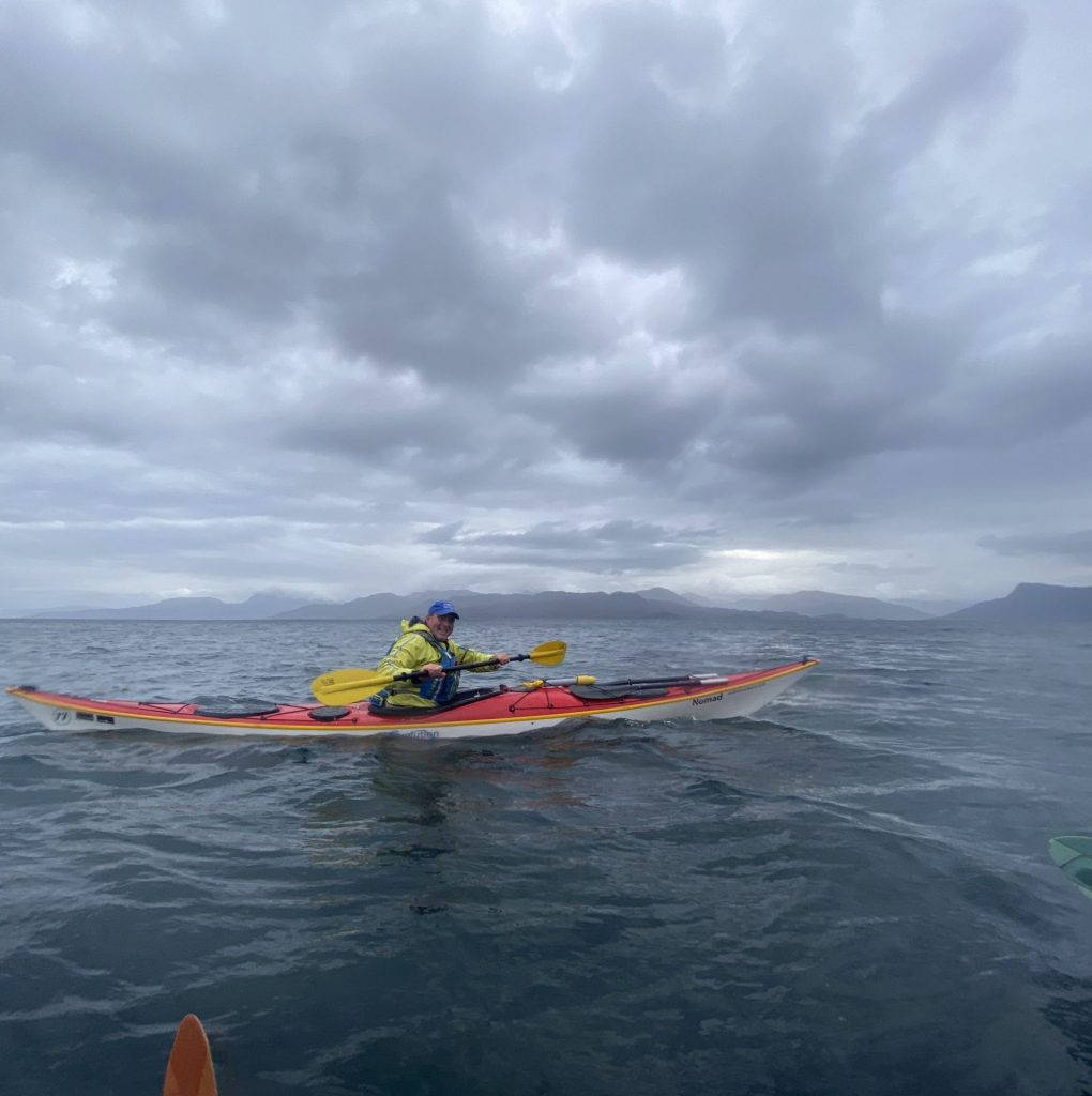 kayaking, storm, bright yellow jacket, SD Phone Wallpaper