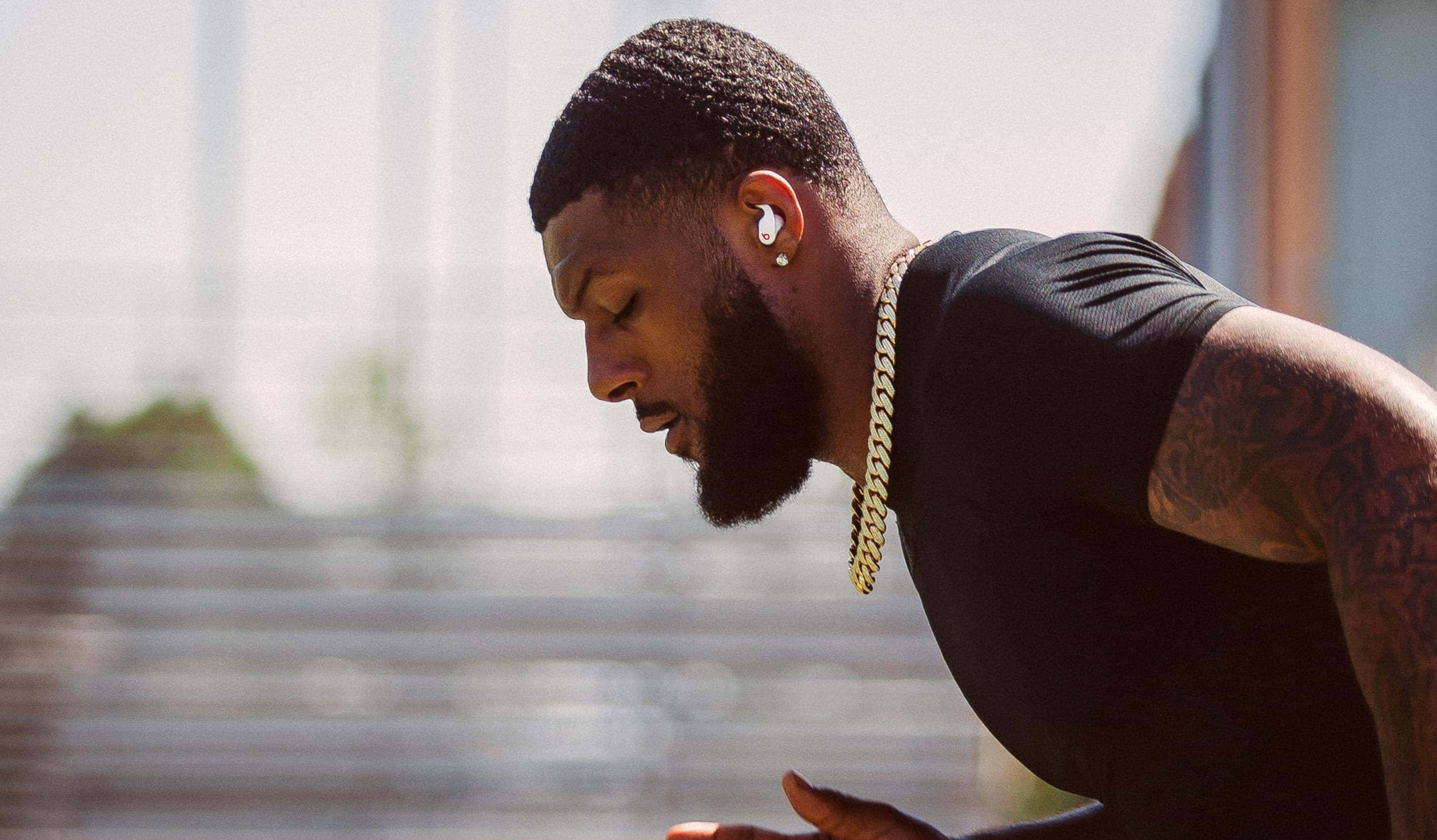 Kayvon Thibodeaux, black shirt, gold chain, 2K Desktop Wallpaper