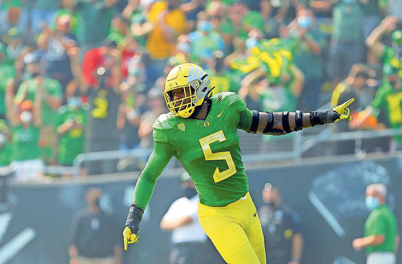 Kayvon Thibodeaux, green and yellow uniform, sunlit field, HD Desktop Wallpaper