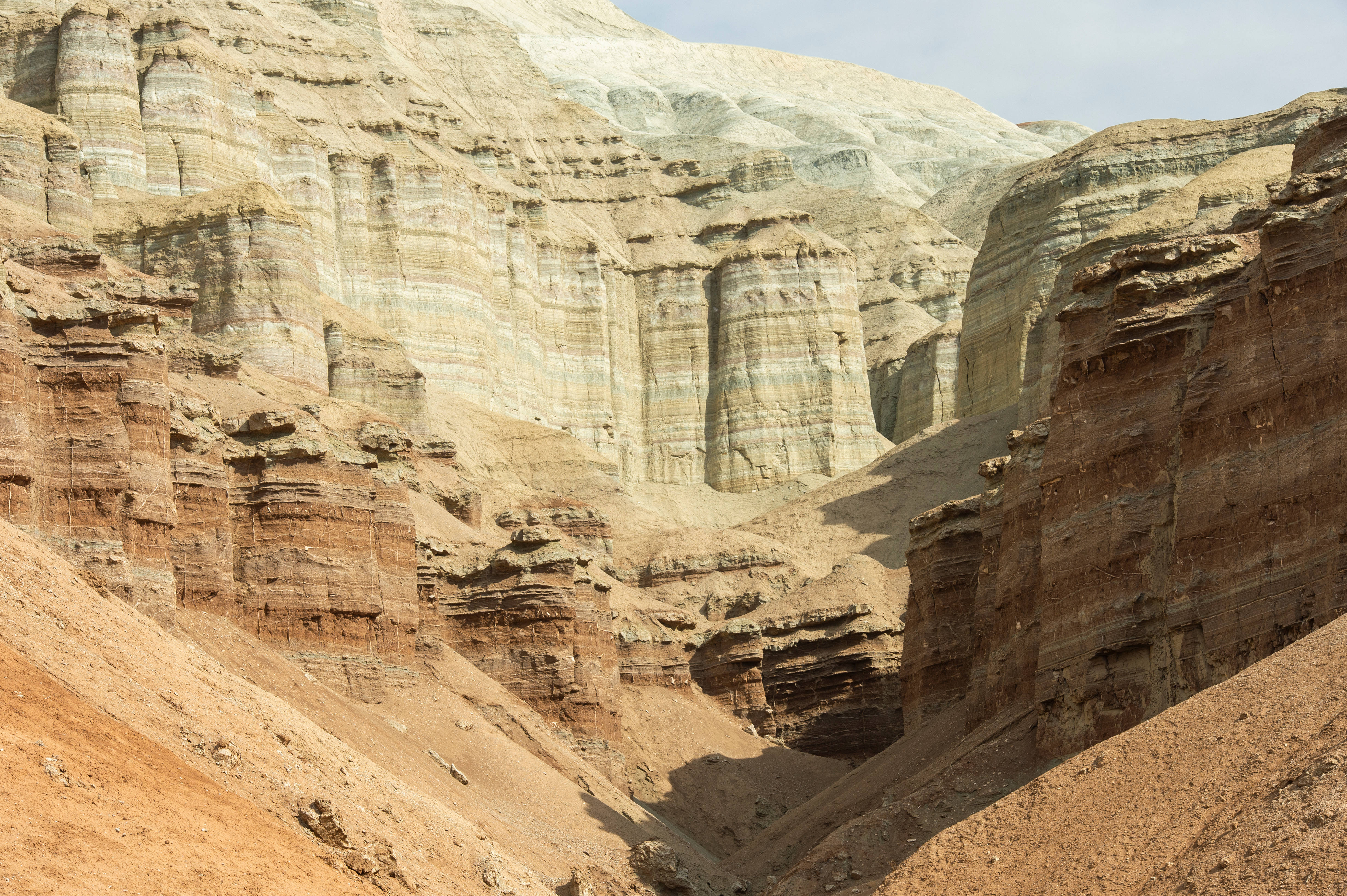 Kazakhstan, sandy rock mountain, vast canyon, 4K Desktop Wallpaper