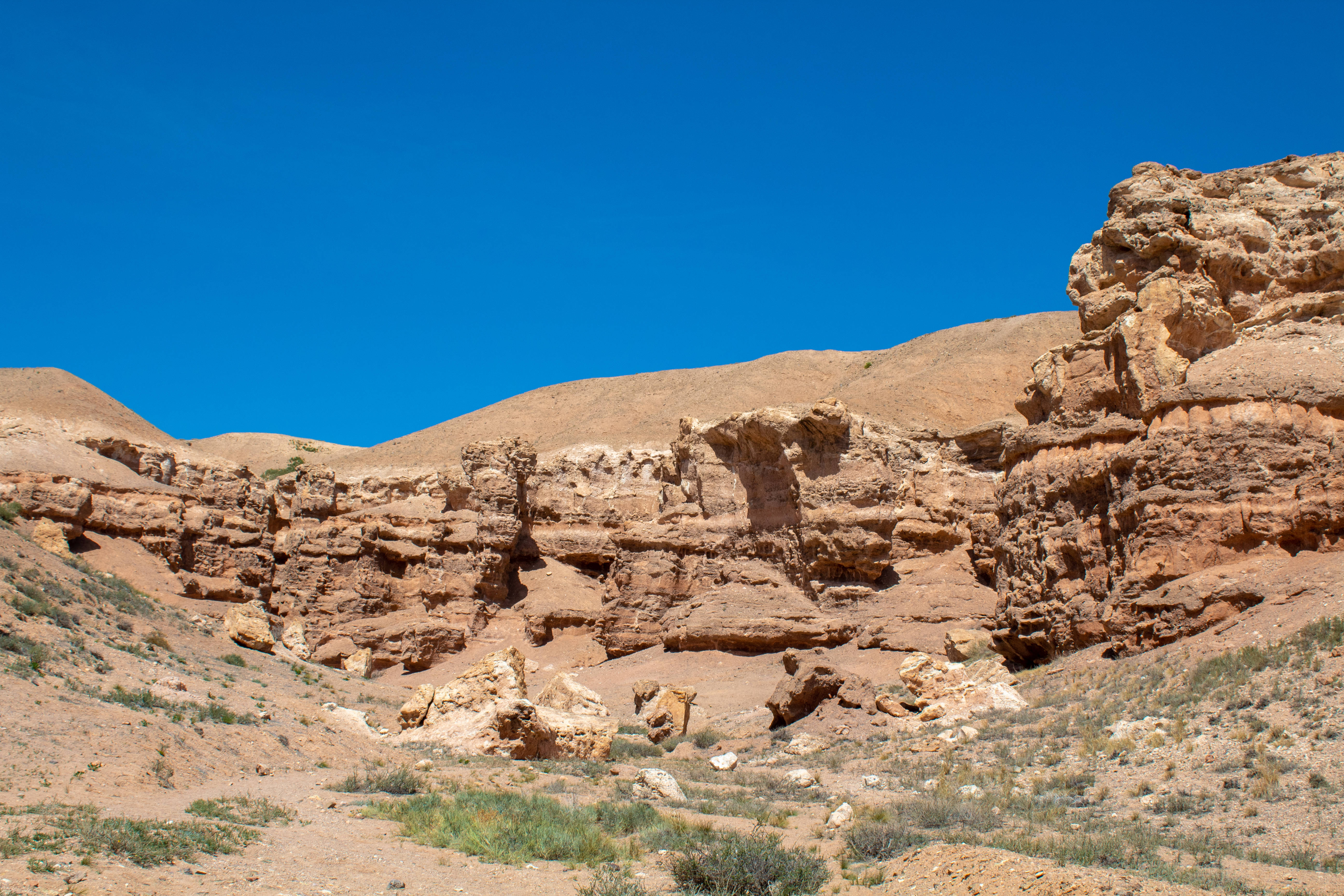 desert in kazakhstan, rugged red rock formations, clear blue sky, 5K Desktop Wallpaper