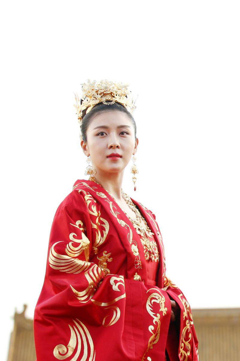 hanbok, rich red, gold phoenix embroidery, SD Phone Wallpaper