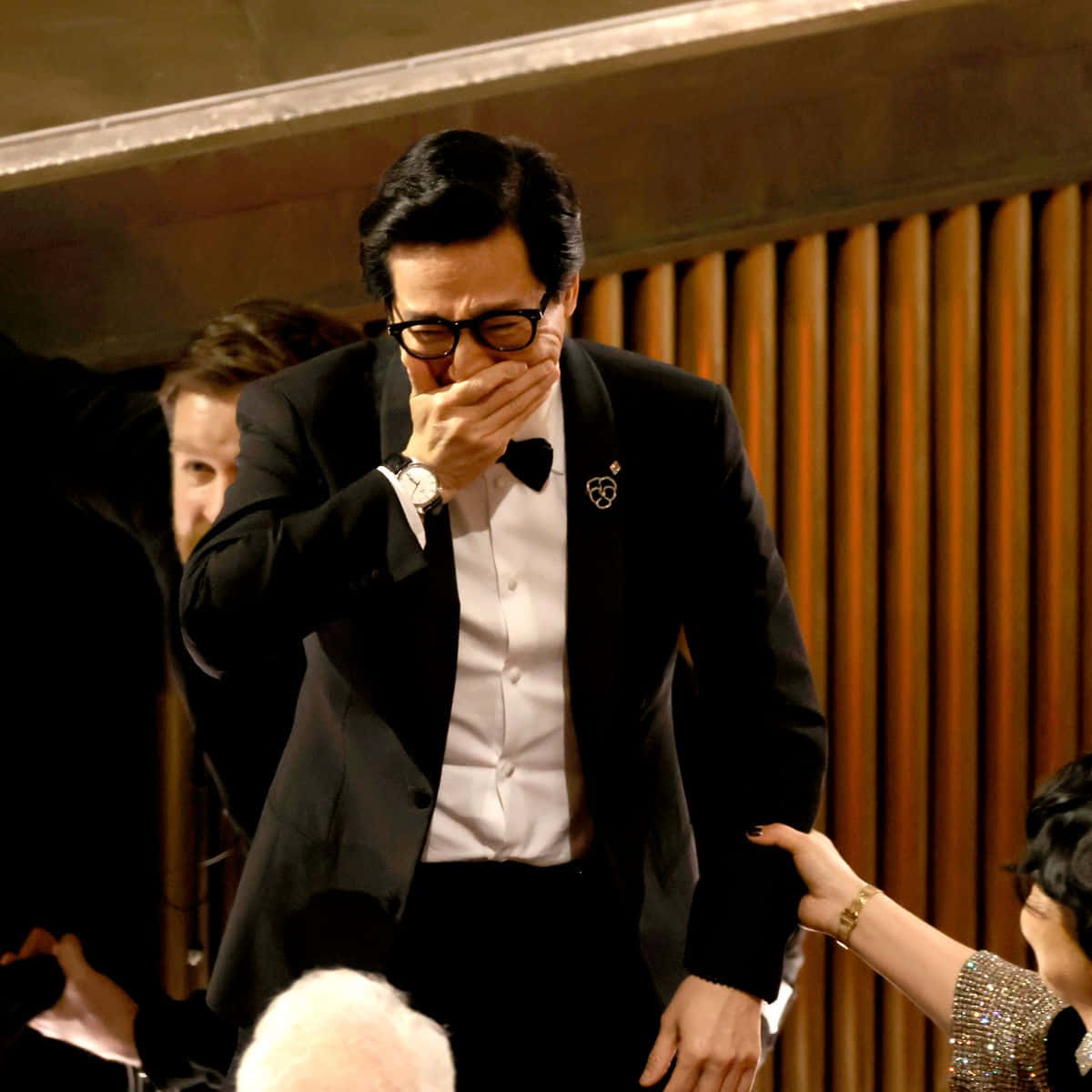 Ke Huy Quan, tuxedo, stage, SD Desktop Wallpaper
