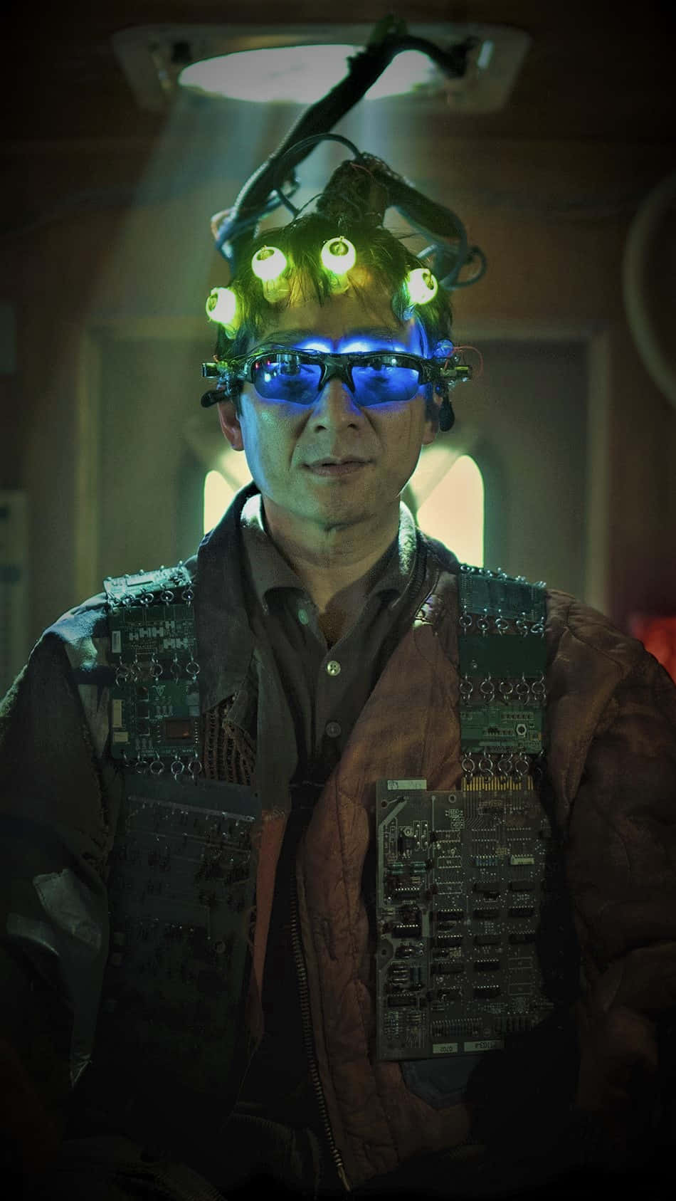 Ke Huy Quan, dimly lit room, glowing headgear, HD Phone Wallpaper