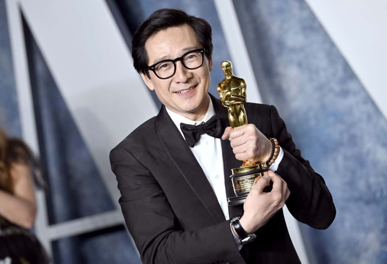 Ke Huy Quan, black tuxedo, glasses, SD Desktop Wallpaper