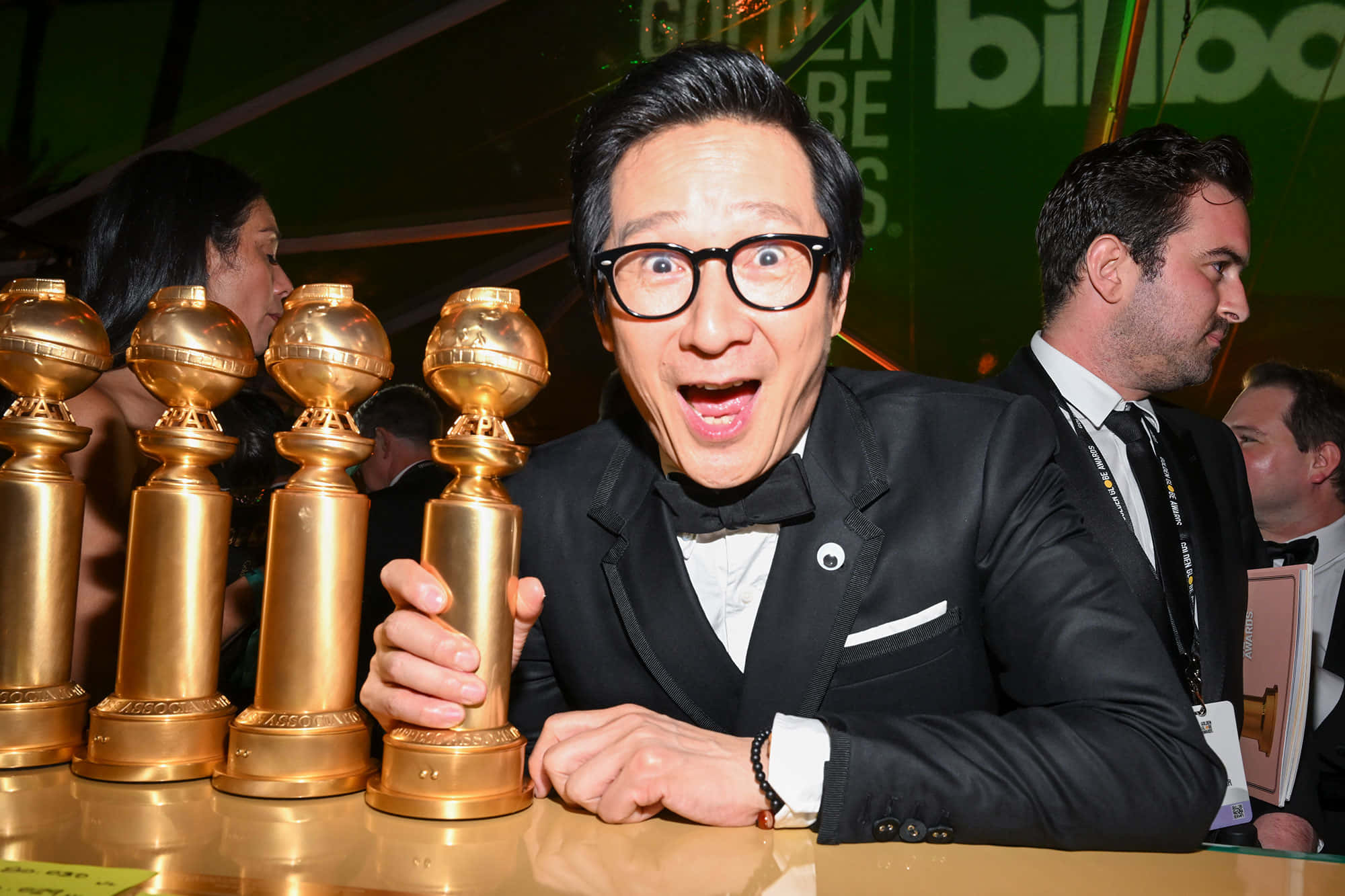 Ke Huy Quan, tuxedo, golden trophies, Full HD Desktop Wallpaper