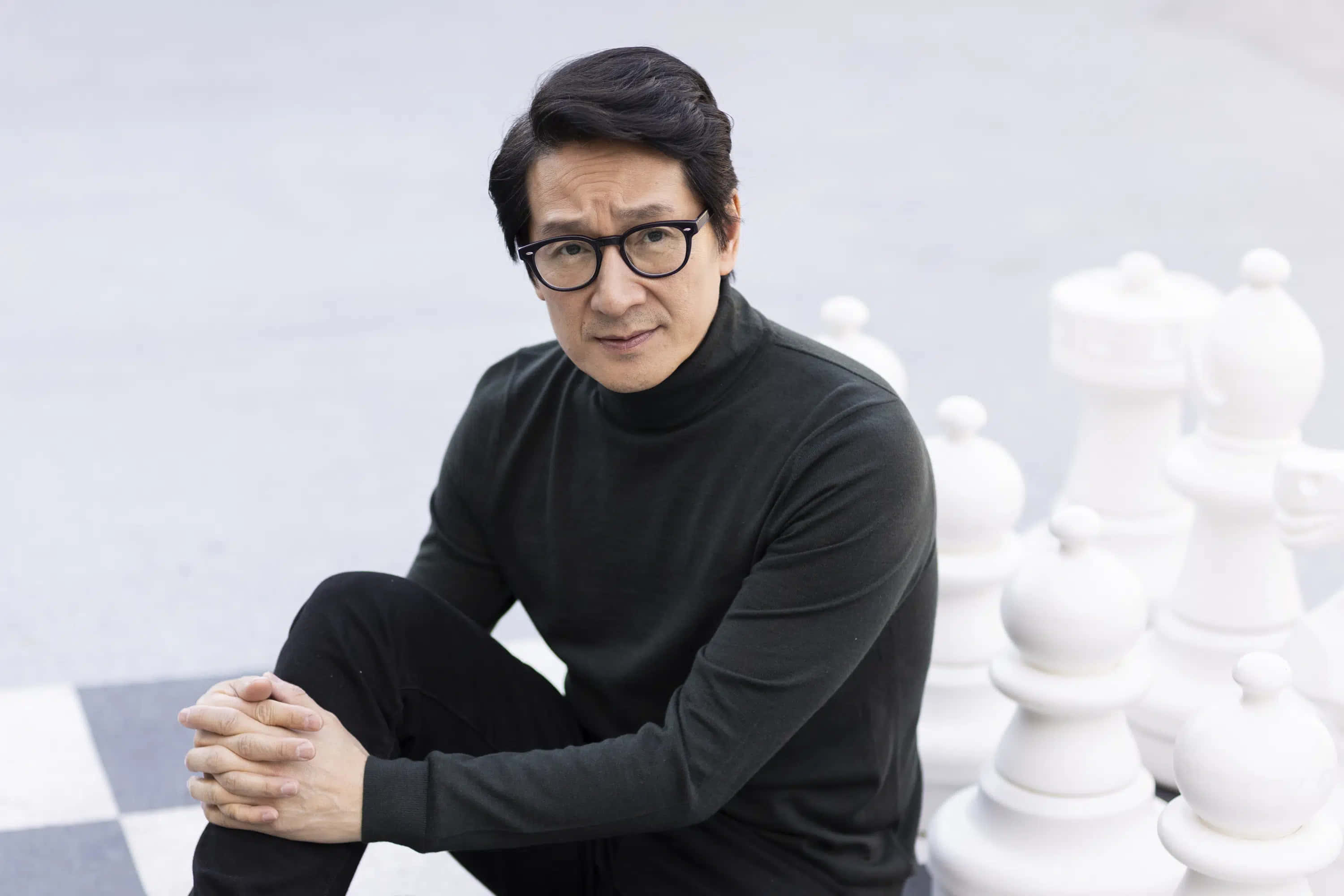 Ke Huy Quan, black turtleneck, glasses, 2K Desktop Wallpaper