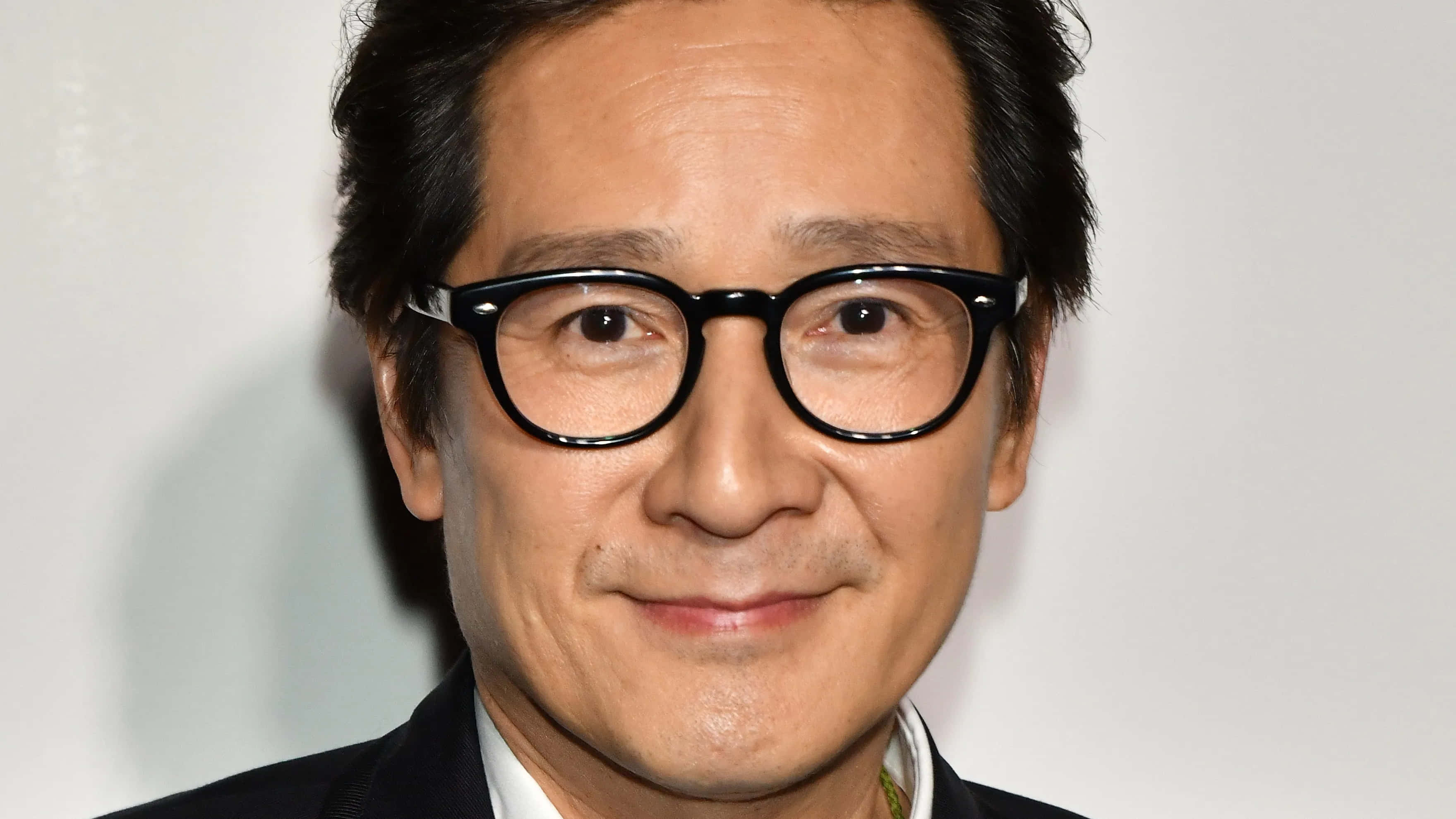 Ke Huy Quan, dark hair, round black glasses, 2K Desktop Wallpaper