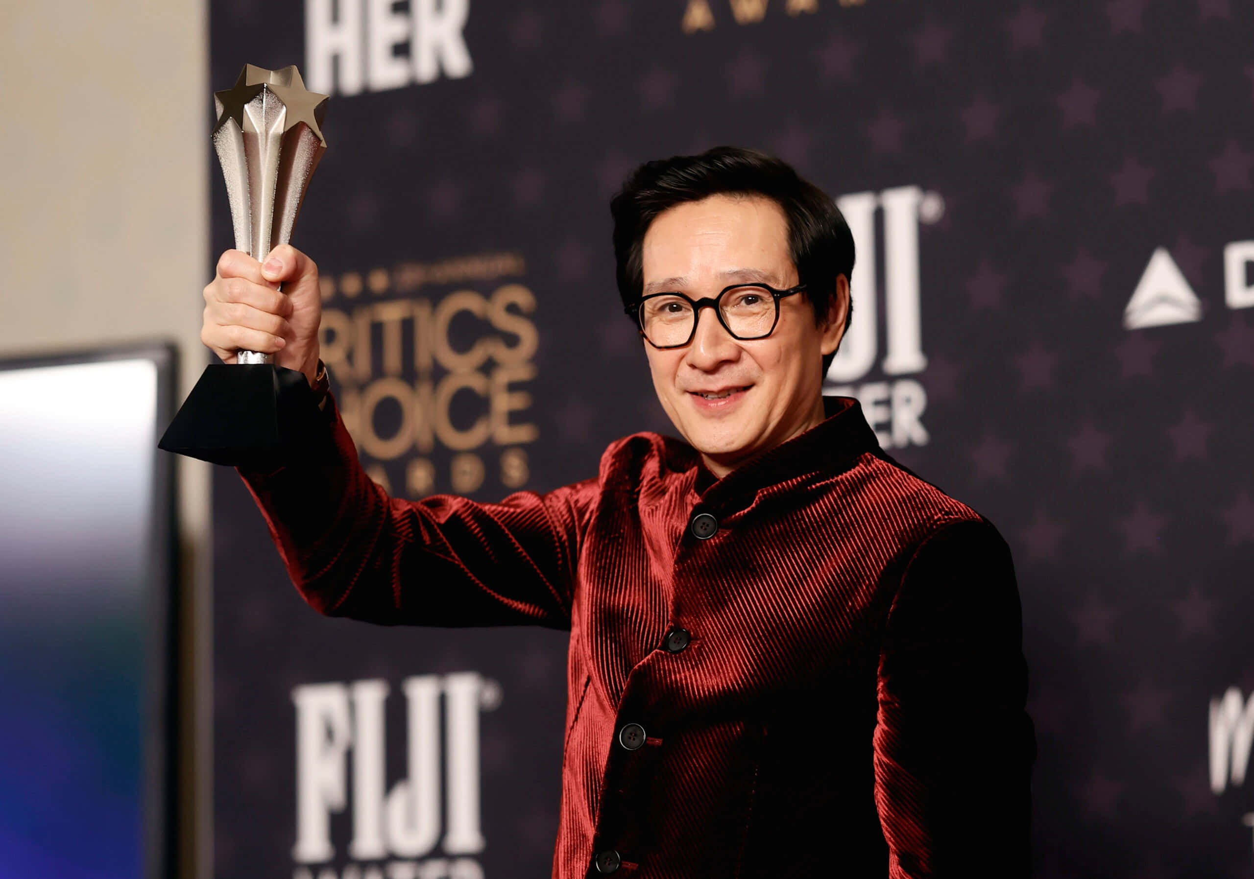 Ke Huy Quan, red velvet jacket, silver star-shaped award, 2K Desktop Wallpaper