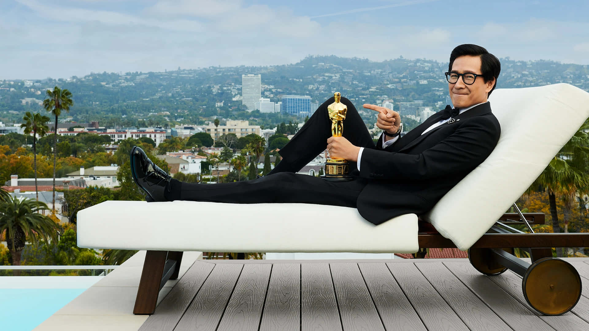 Ke Huy Quan, golden Oscar statue, white chaise, Full HD Desktop Wallpaper