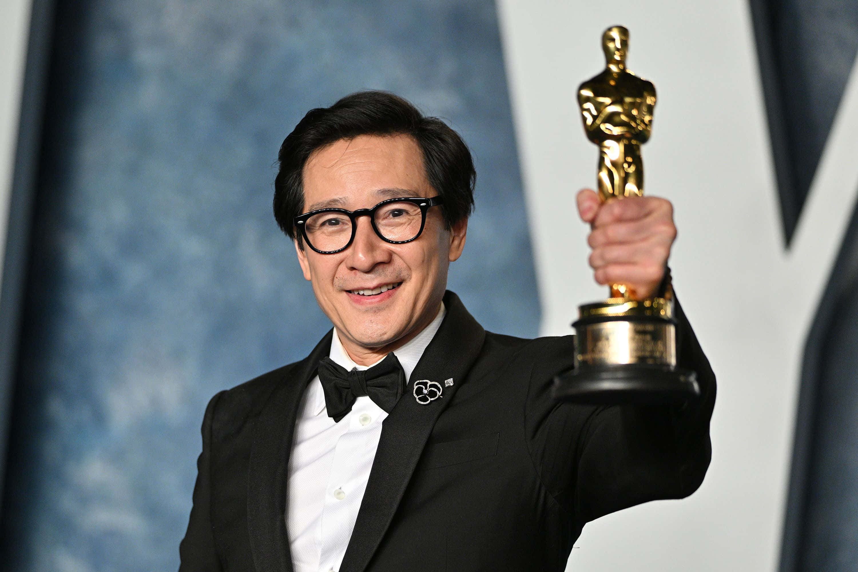 Ke Huy Quan, tuxedo, golden Oscar statue, 2K Desktop Wallpaper