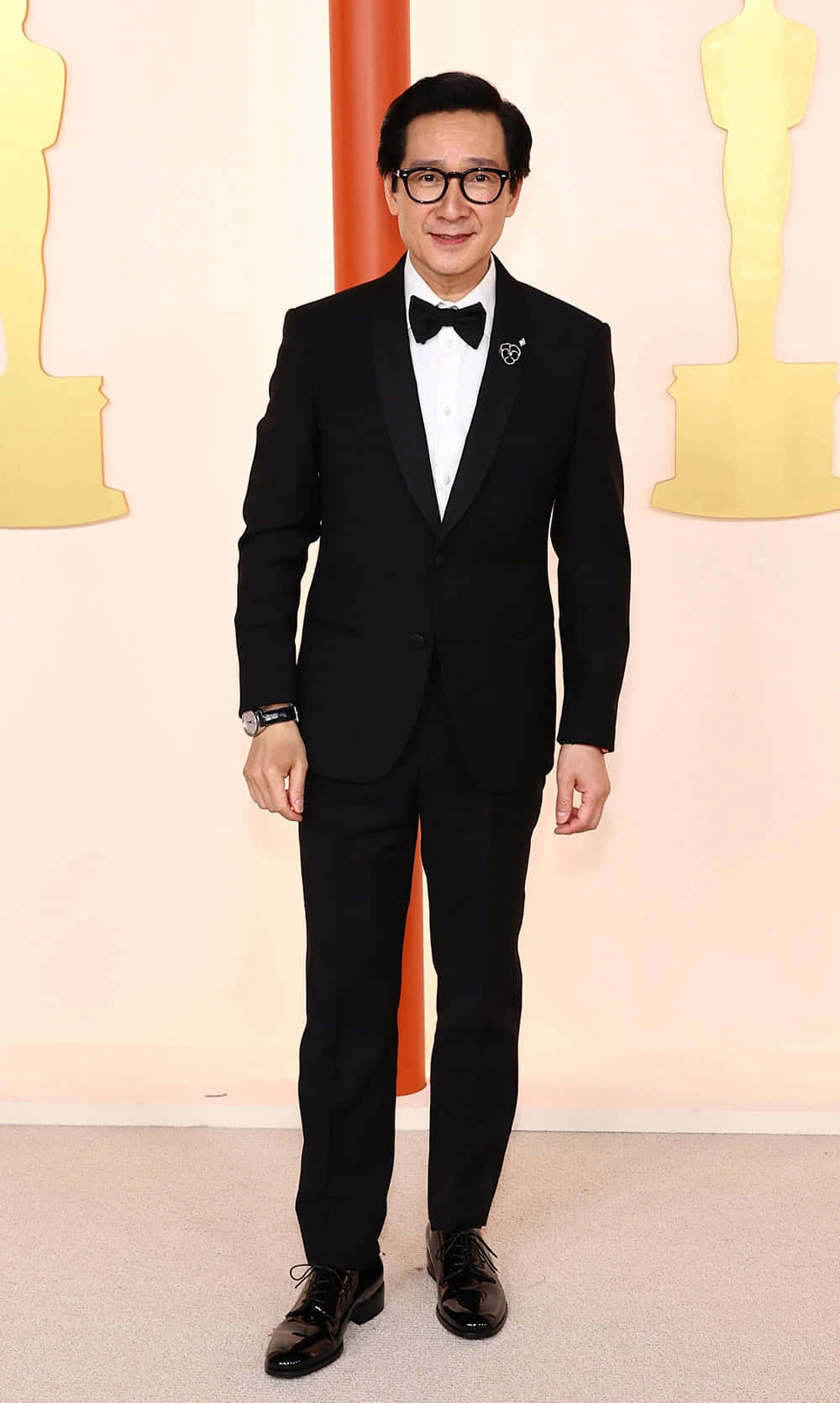 Ke Huy Quan, black tuxedo, bow tie, HD Phone Wallpaper