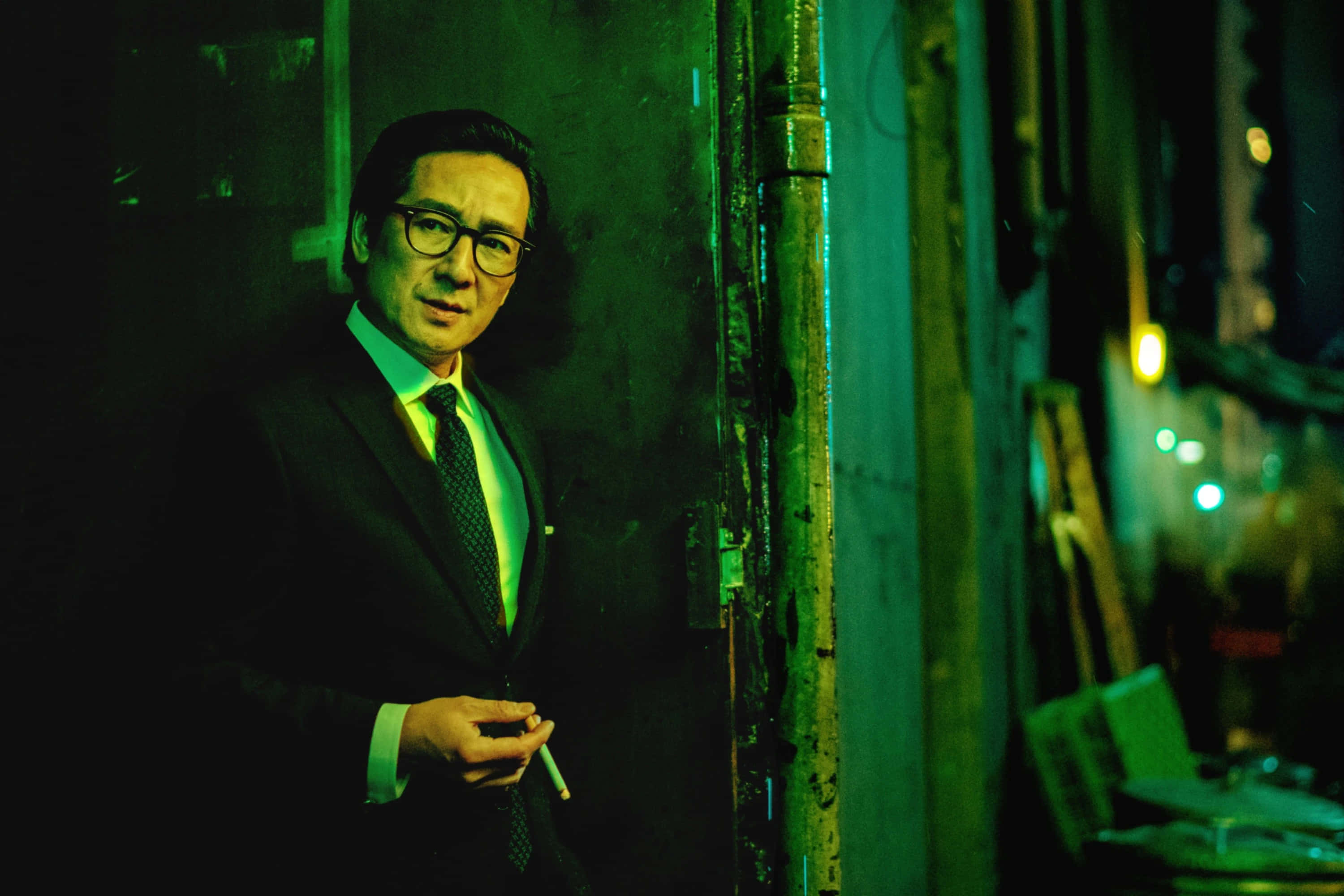 Ke Huy Quan, suit, glasses, 2K Desktop Wallpaper
