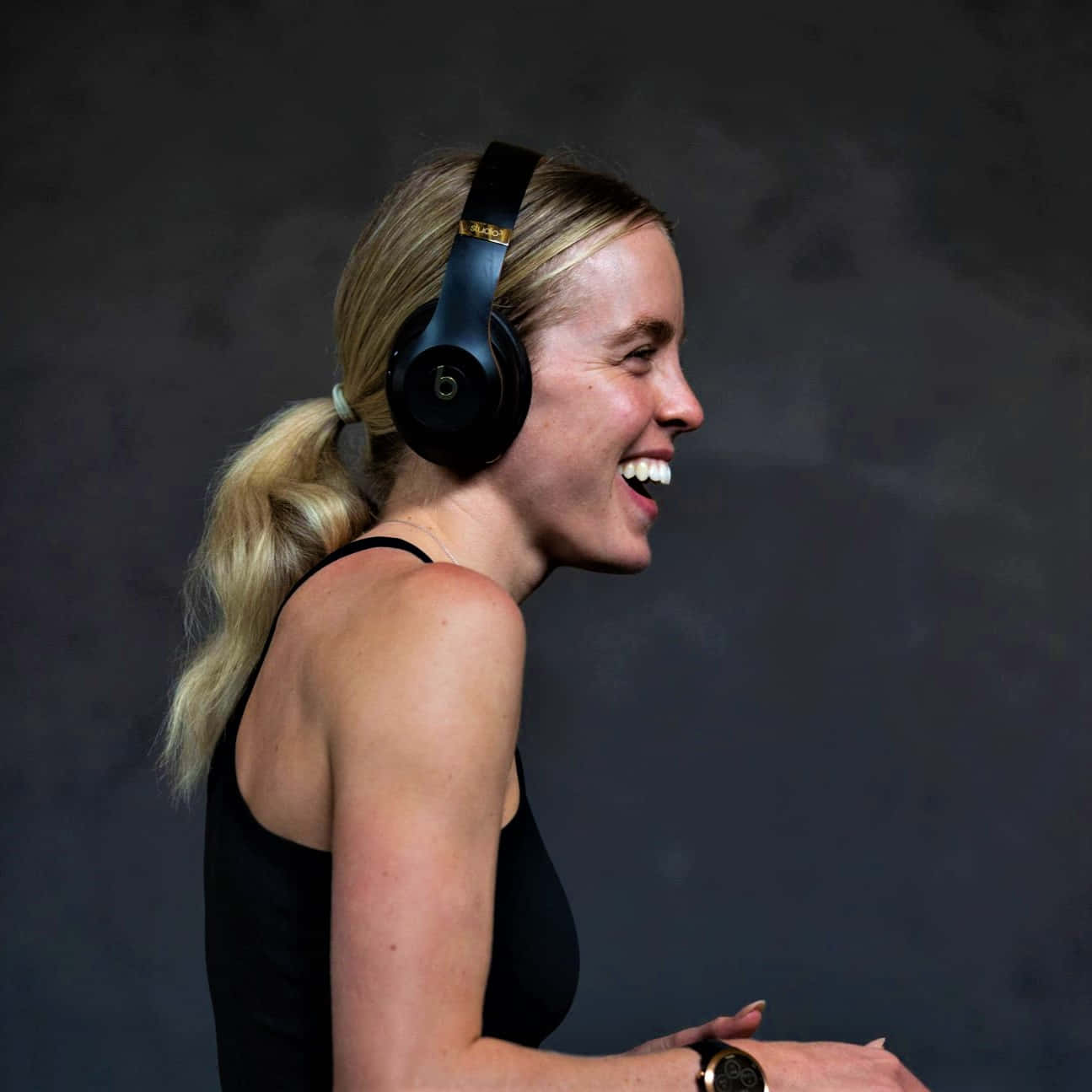 Keely Hodgkinson, black over-ear headphones, dark gray studio backdrop, HD Desktop Wallpaper