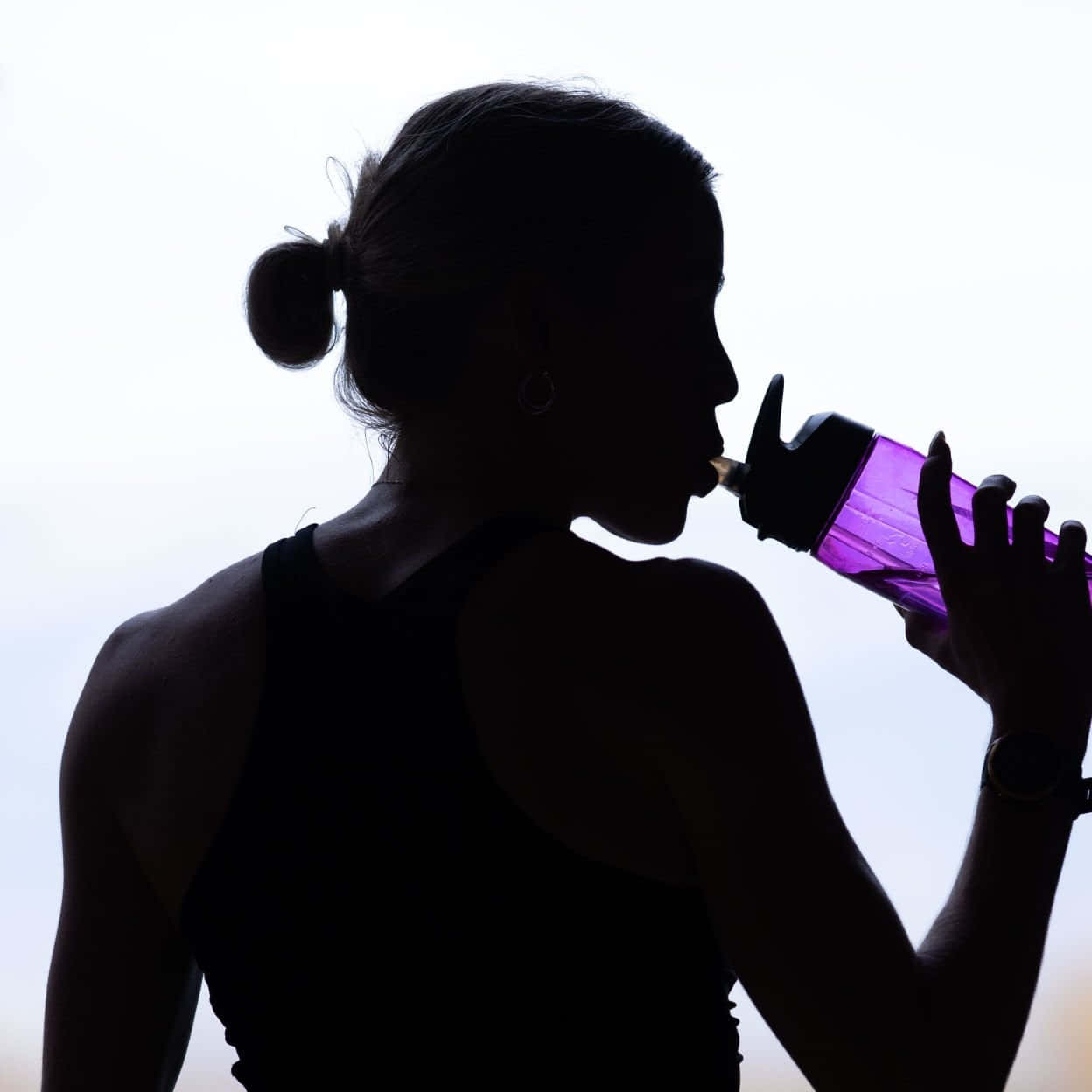 Keely Hodgkinson, purple water bottle, bright sky, SD Desktop Wallpaper