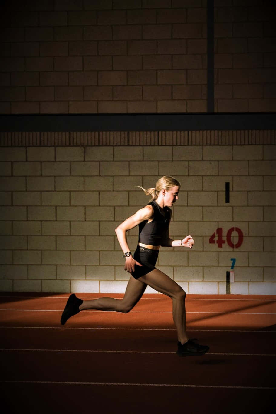 Keely Hodgkinson, indoor track, dramatic spotlighting, HD Phone Wallpaper