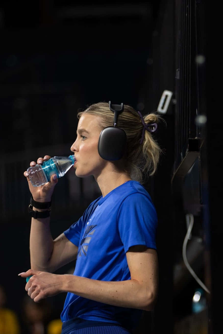 Keely Hodgkinson, blue shirt, black headphones, HD Phone Wallpaper