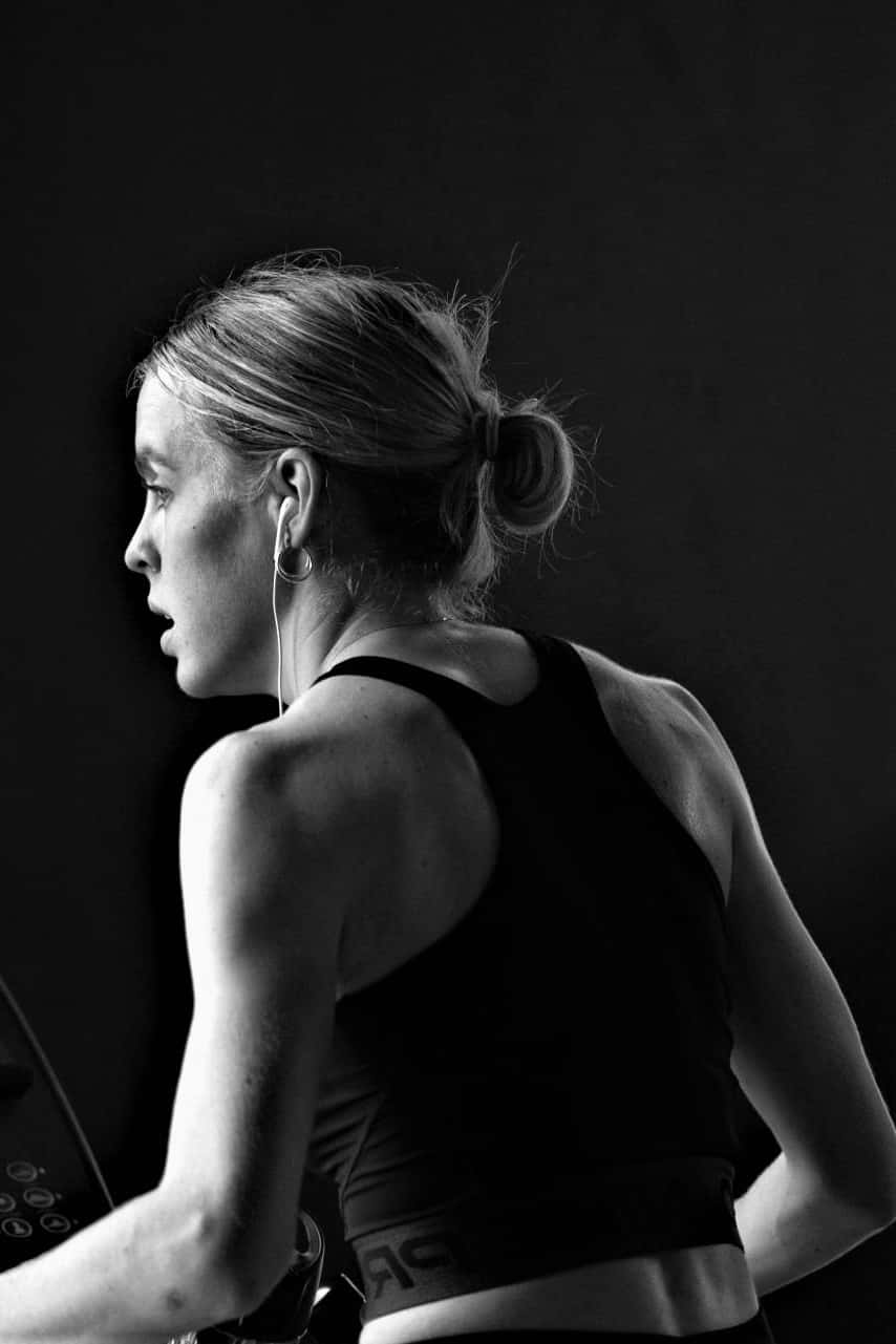 Keely Hodgkinson, black sports bra, treadmill, HD Phone Wallpaper