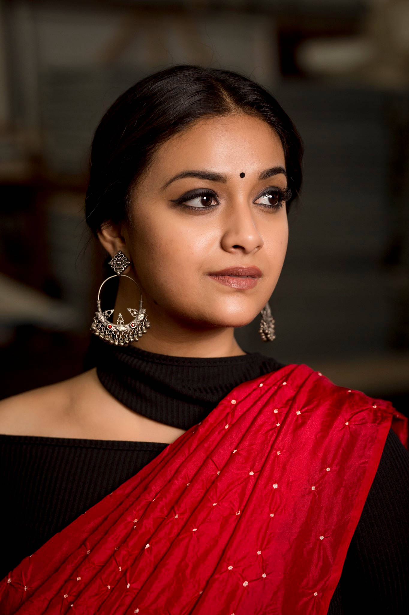 Keerthi Suresh, red and black saree, silver jewelry, Full HD Phone Wallpaper