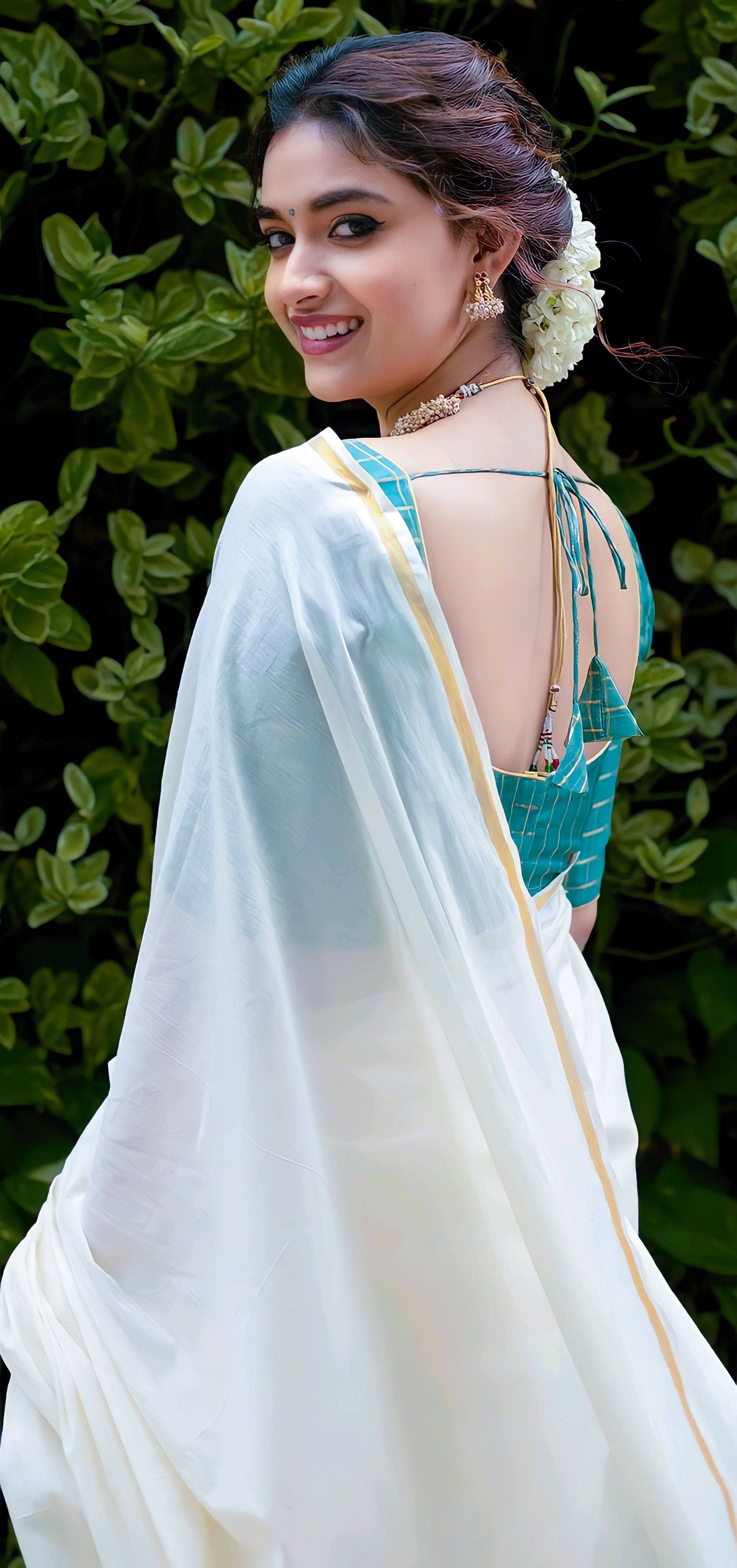 Keerthi Suresh, white sari, gold trim, 4K Phone Wallpaper