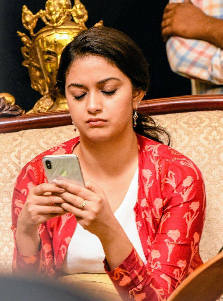 Keerthi Suresh, red patterned top, ornate couch, SD Phone Wallpaper