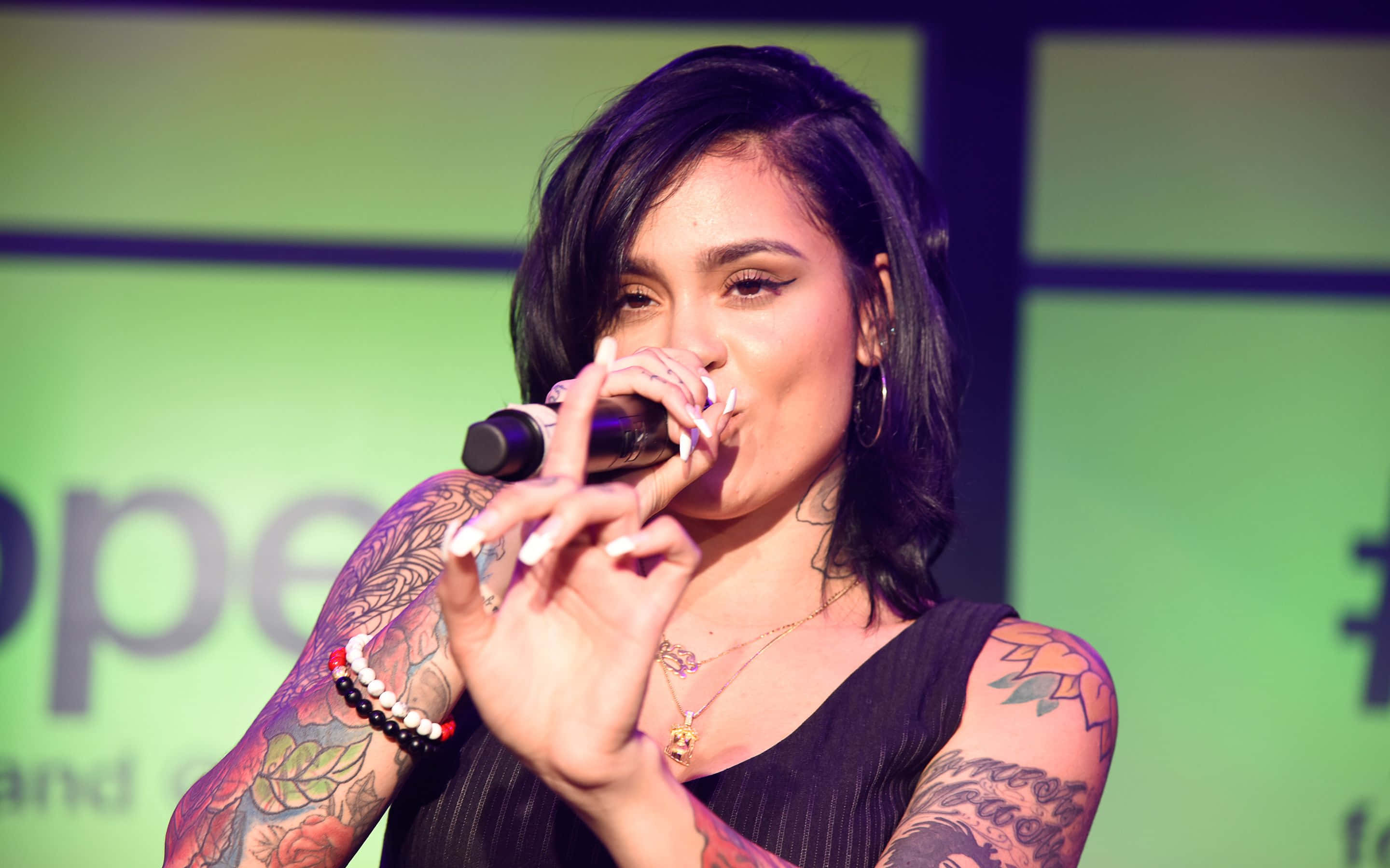 Kehlani, tattooed woman, microphone, 2K Desktop Wallpaper
