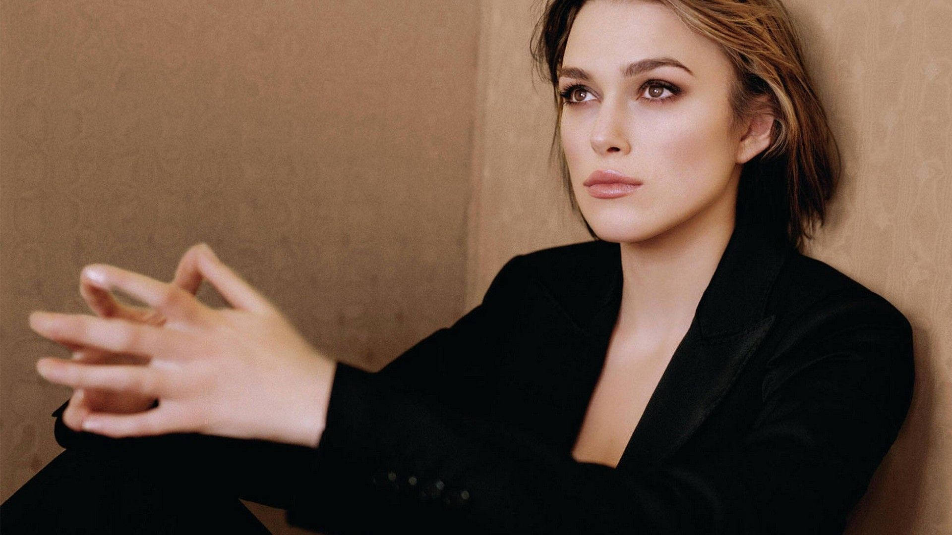 Keira Knightley, black blazer, textured beige wall, Full HD Desktop Wallpaper