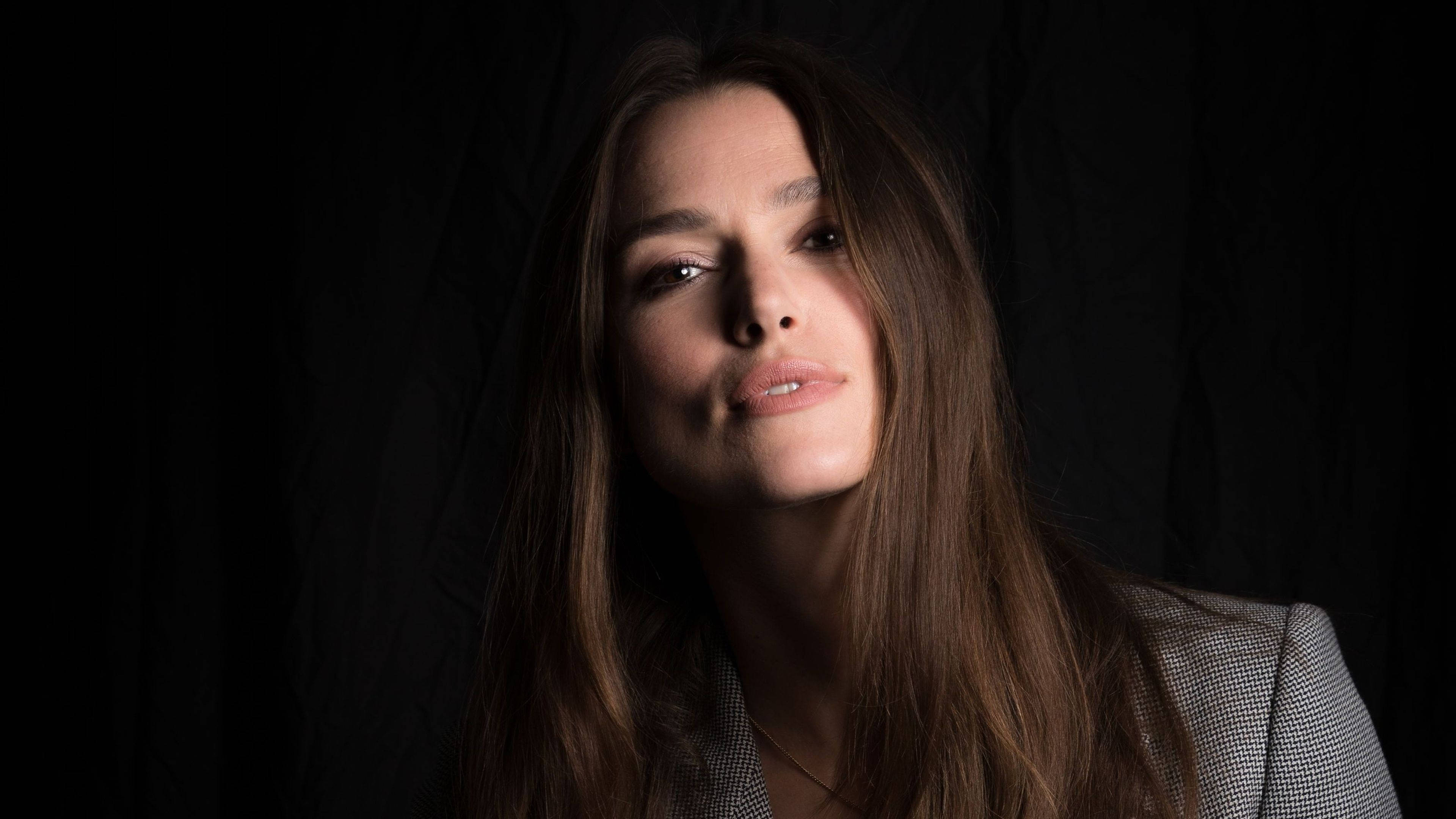 Keira Knightley, long brown hair, stark black backdrop, 4K Desktop Wallpaper