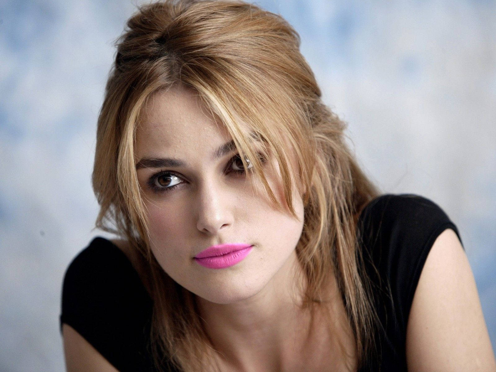Keira Knightley, pink lips, tousled blonde hair, HD Desktop Wallpaper