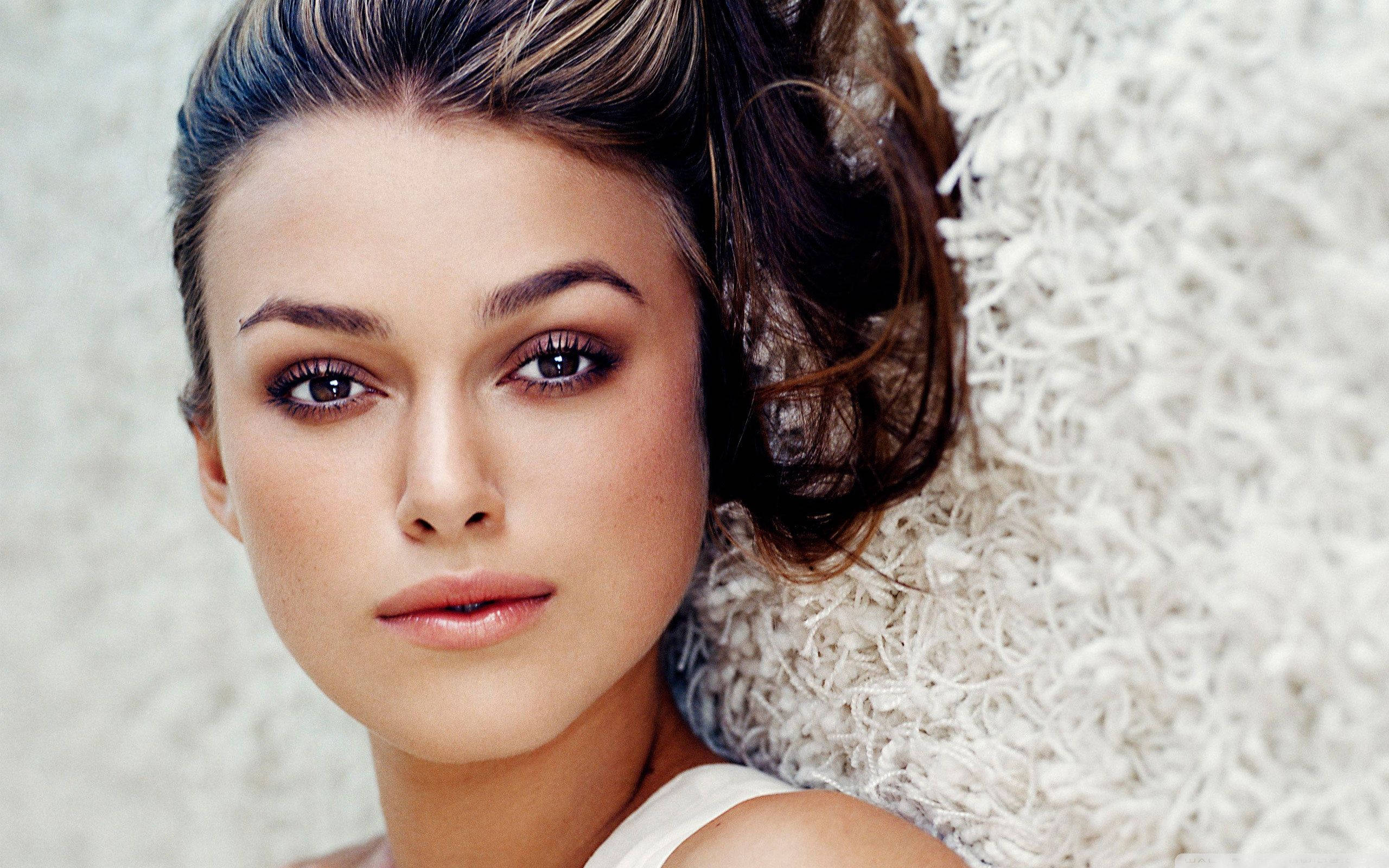 Keira Knightley, dark eyes, styled hair, 2K Desktop Wallpaper