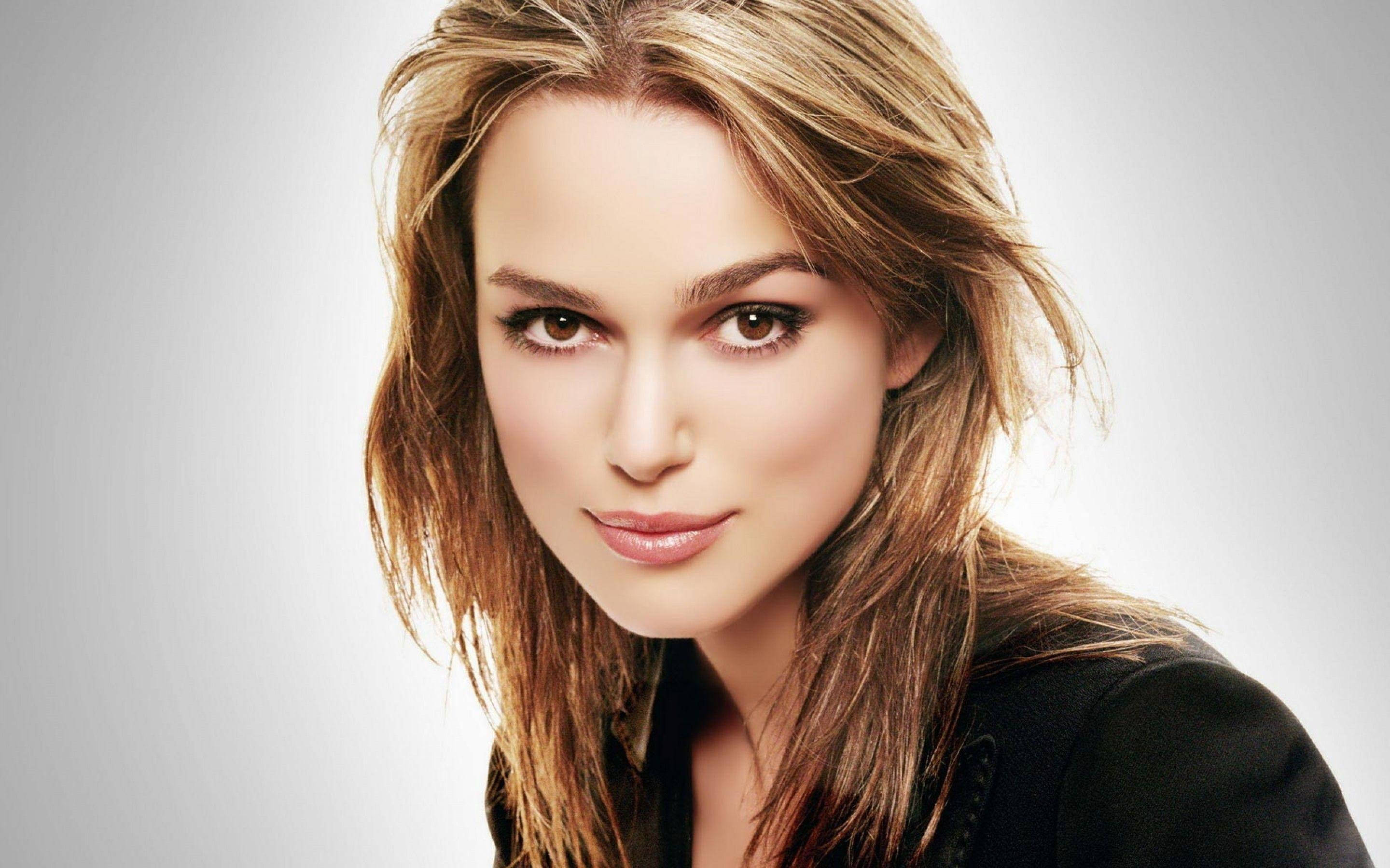 Keira Knightley, golden-brown hair, intense gaze, 2K Desktop Wallpaper