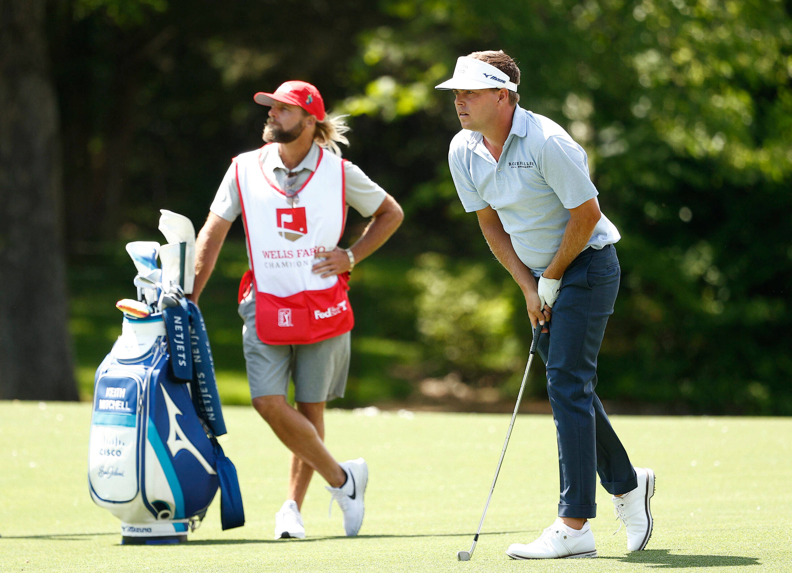Keith Mitchell, caddie, light blue shirt, 2K Desktop Wallpaper