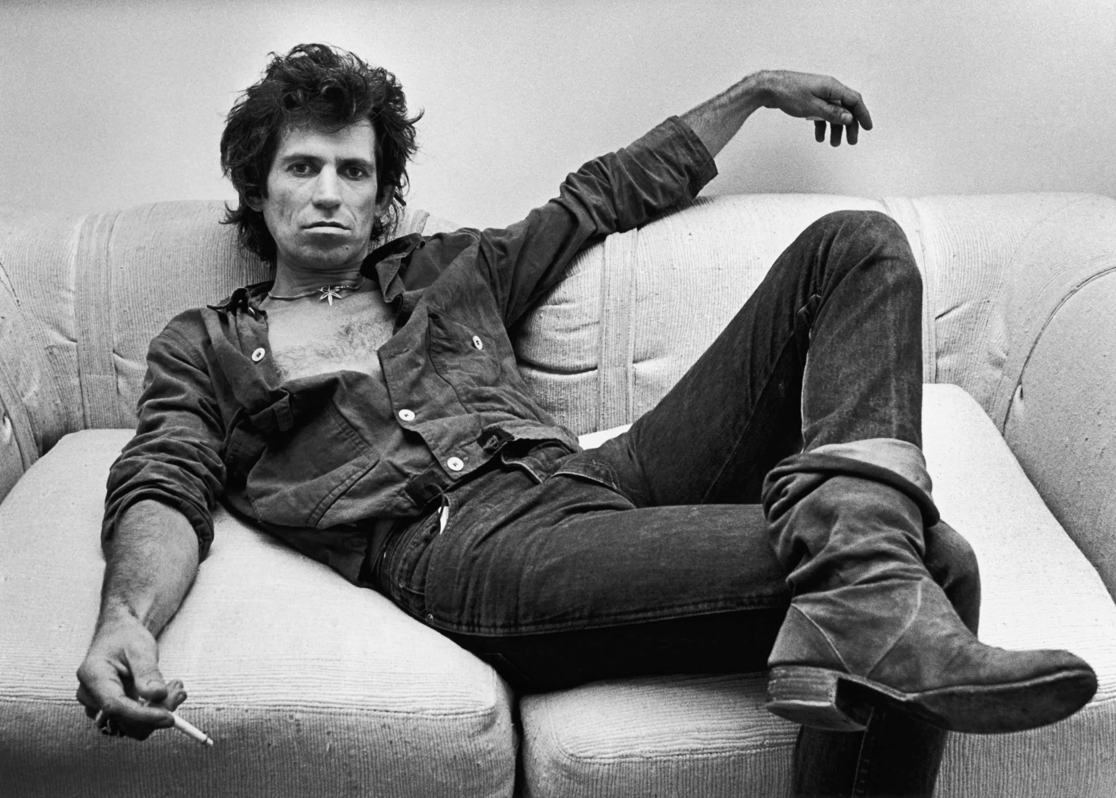 Keith Richards, tousled hair, couch, 2K Desktop Wallpaper