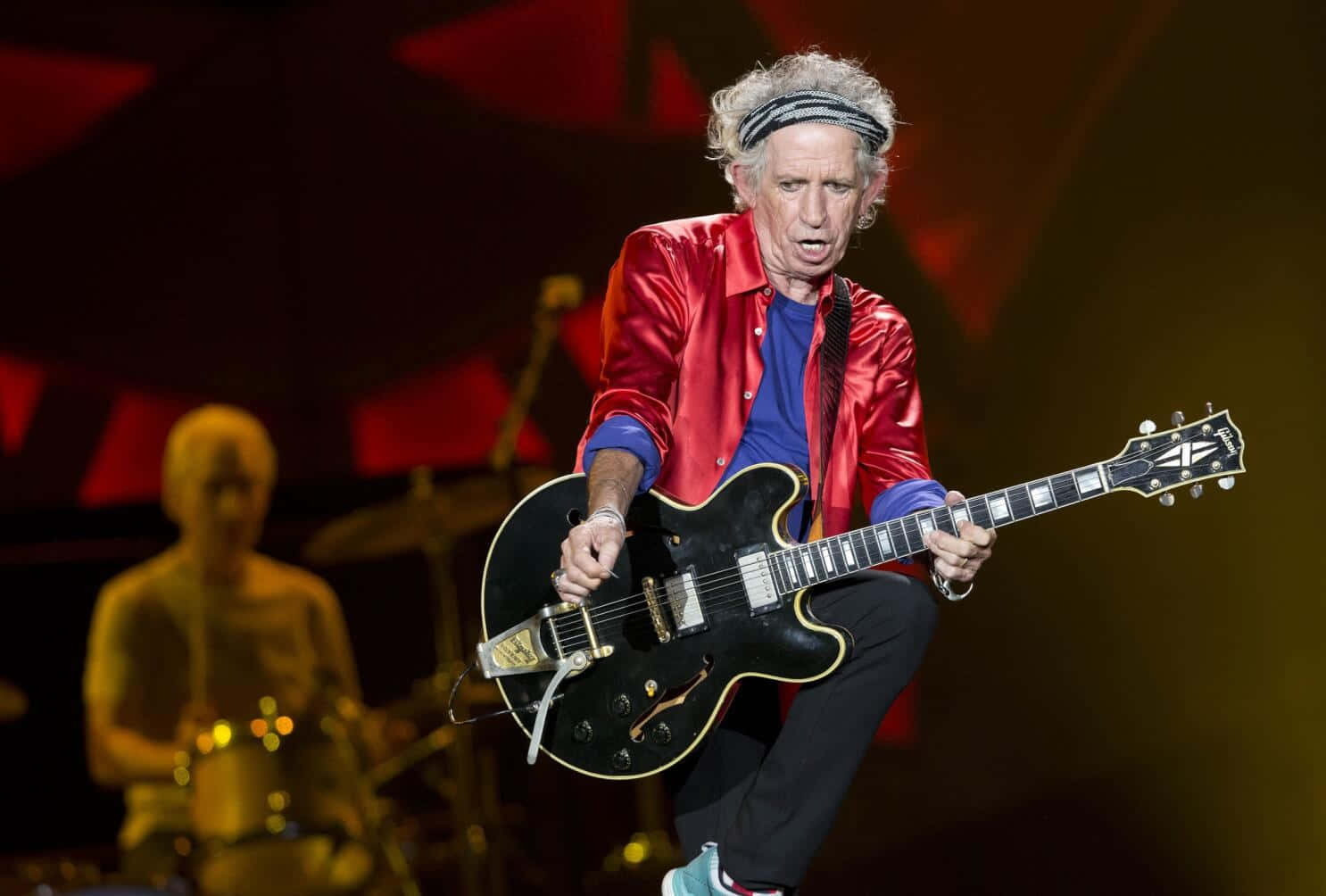 Keith Richards, red satin jacket, black electric guitar, HD Desktop Wallpaper