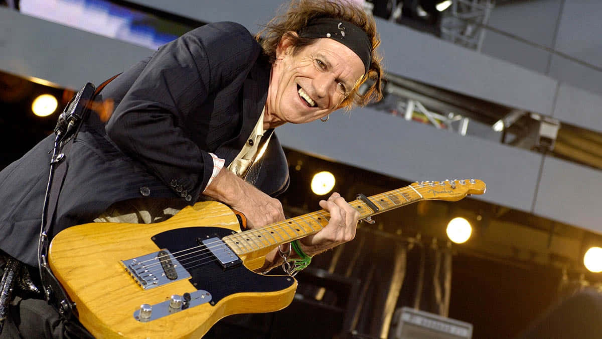 Keith Richards, sunburst electric guitar, dark suit, SD Desktop Wallpaper