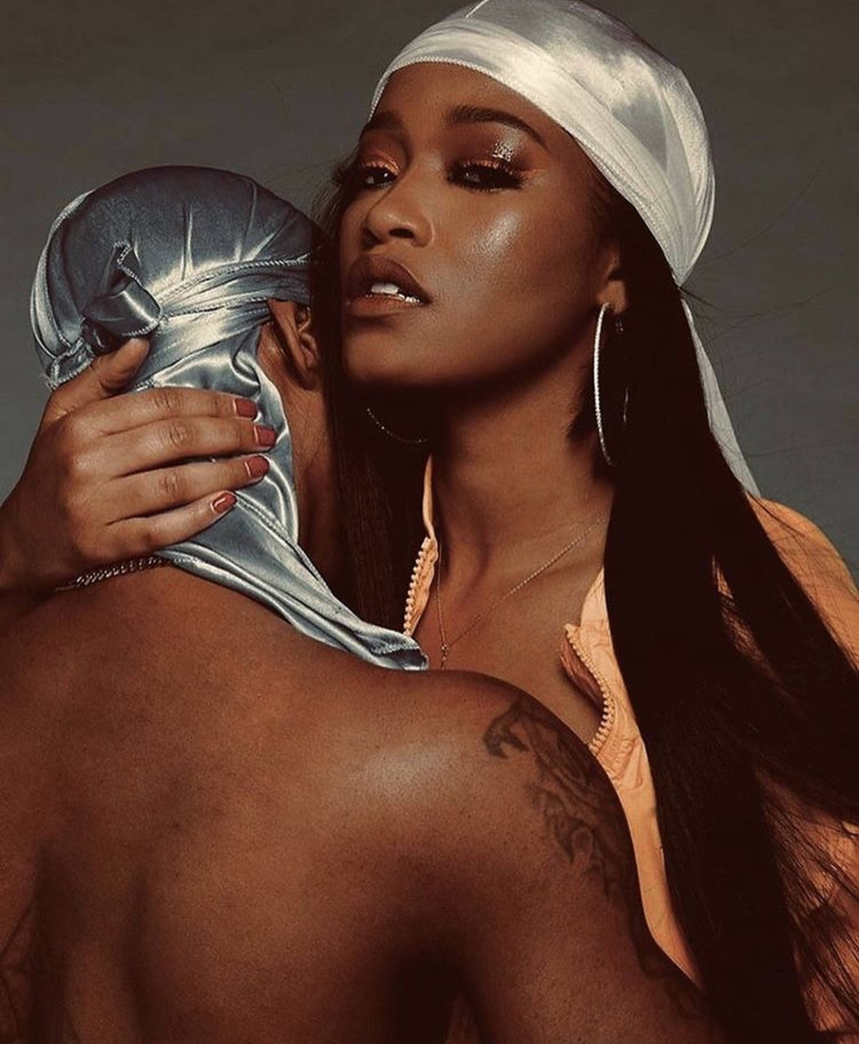 Keke Palmer, white satin headwrap, silver satin hood, Full HD Phone Wallpaper