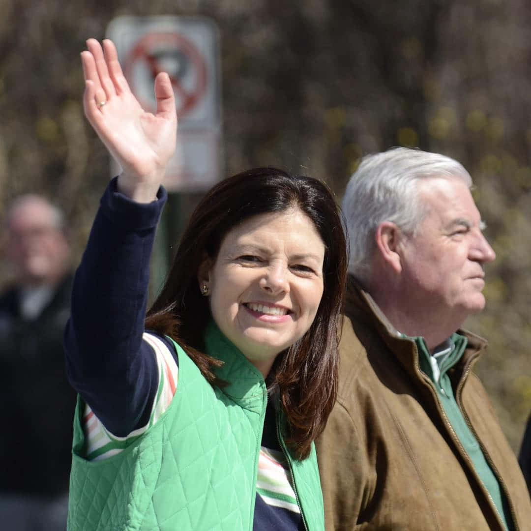 Kelly Ayotte, green vest, waving, SD Desktop Wallpaper