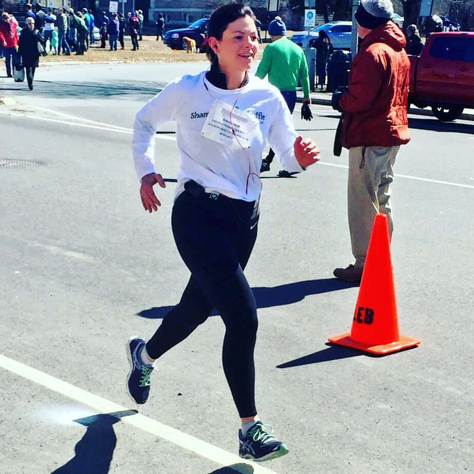 Kelly Ayotte, white race shirt, black leggings, SD Desktop Wallpaper