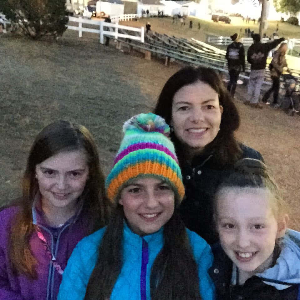 Kelly Ayotte, dusk, fenced outdoor area, SD Desktop Wallpaper