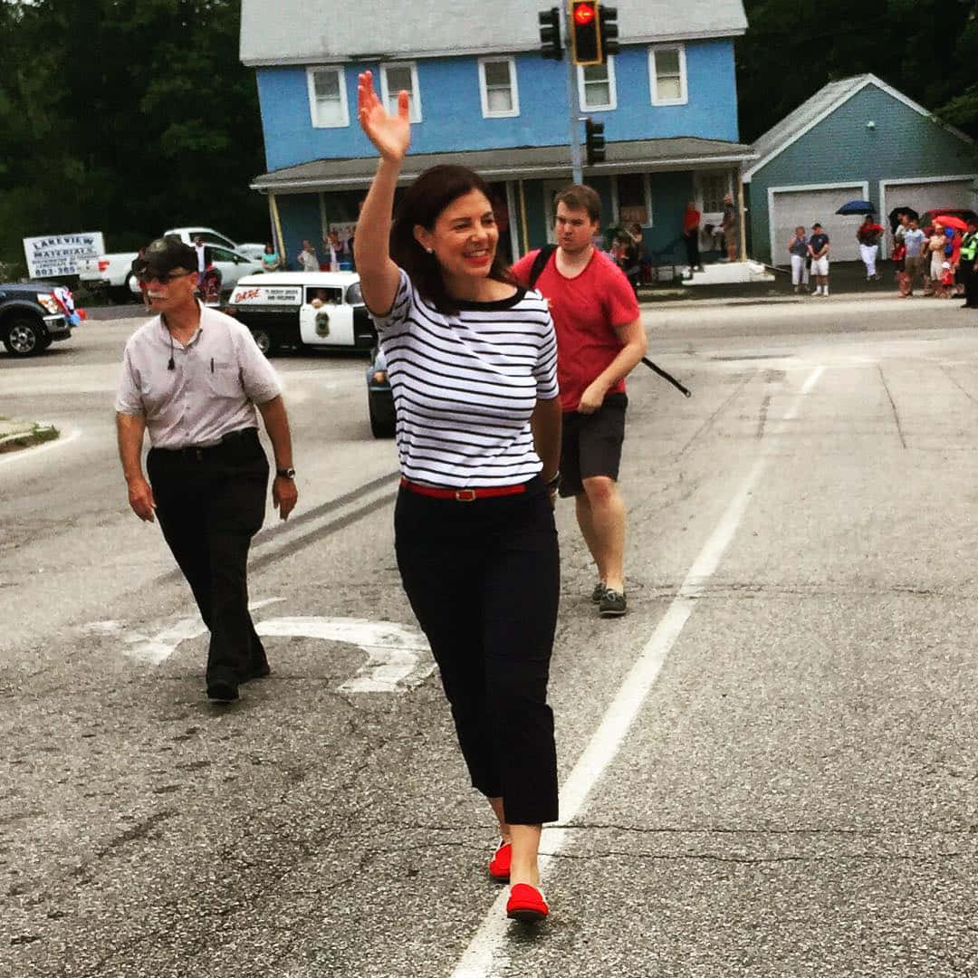 Kelly Ayotte, striped shirt, red shoes, SD Desktop Wallpaper