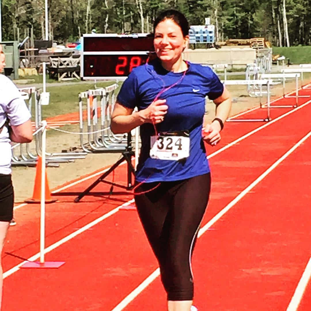 Kelly Ayotte, blue shirt, red track, SD Desktop Wallpaper