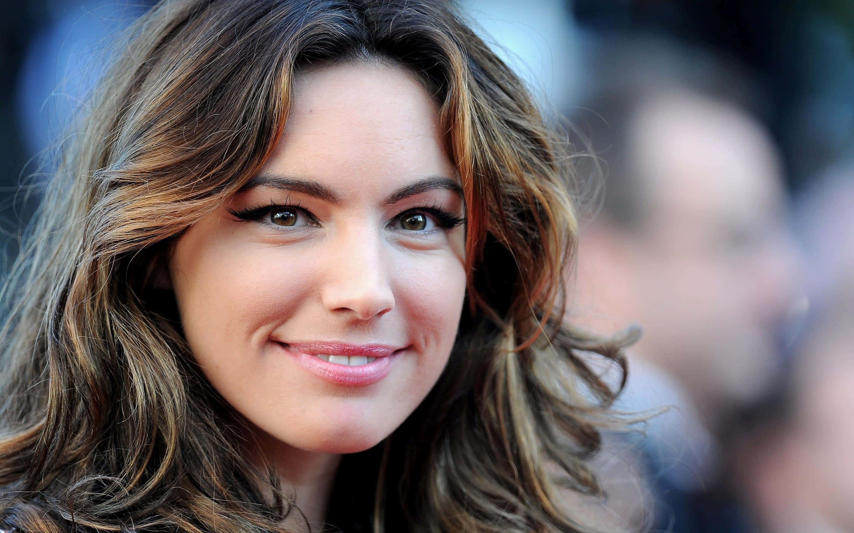 Kelly Brook, wavy brown hair, warm smile, 2K Desktop Wallpaper