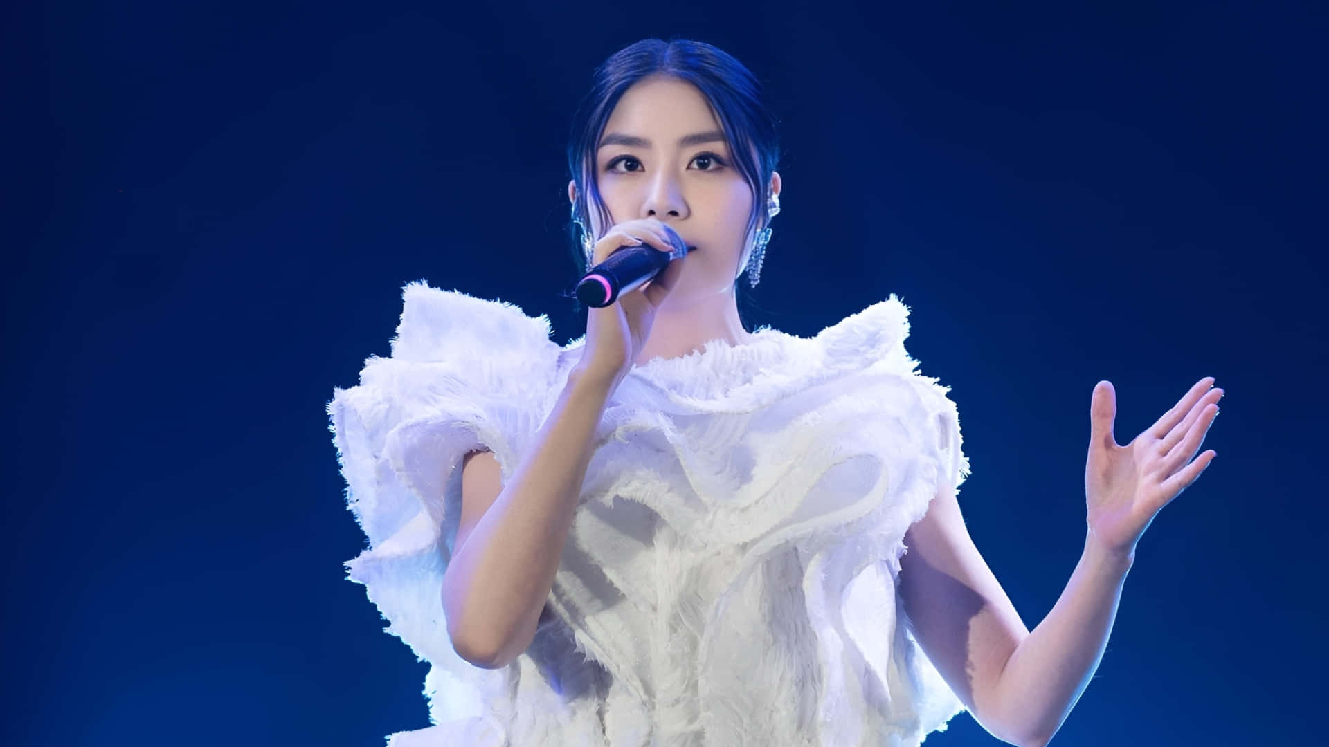 Kelly Chen, textured white feathered dress, microphone, Full HD Desktop Wallpaper