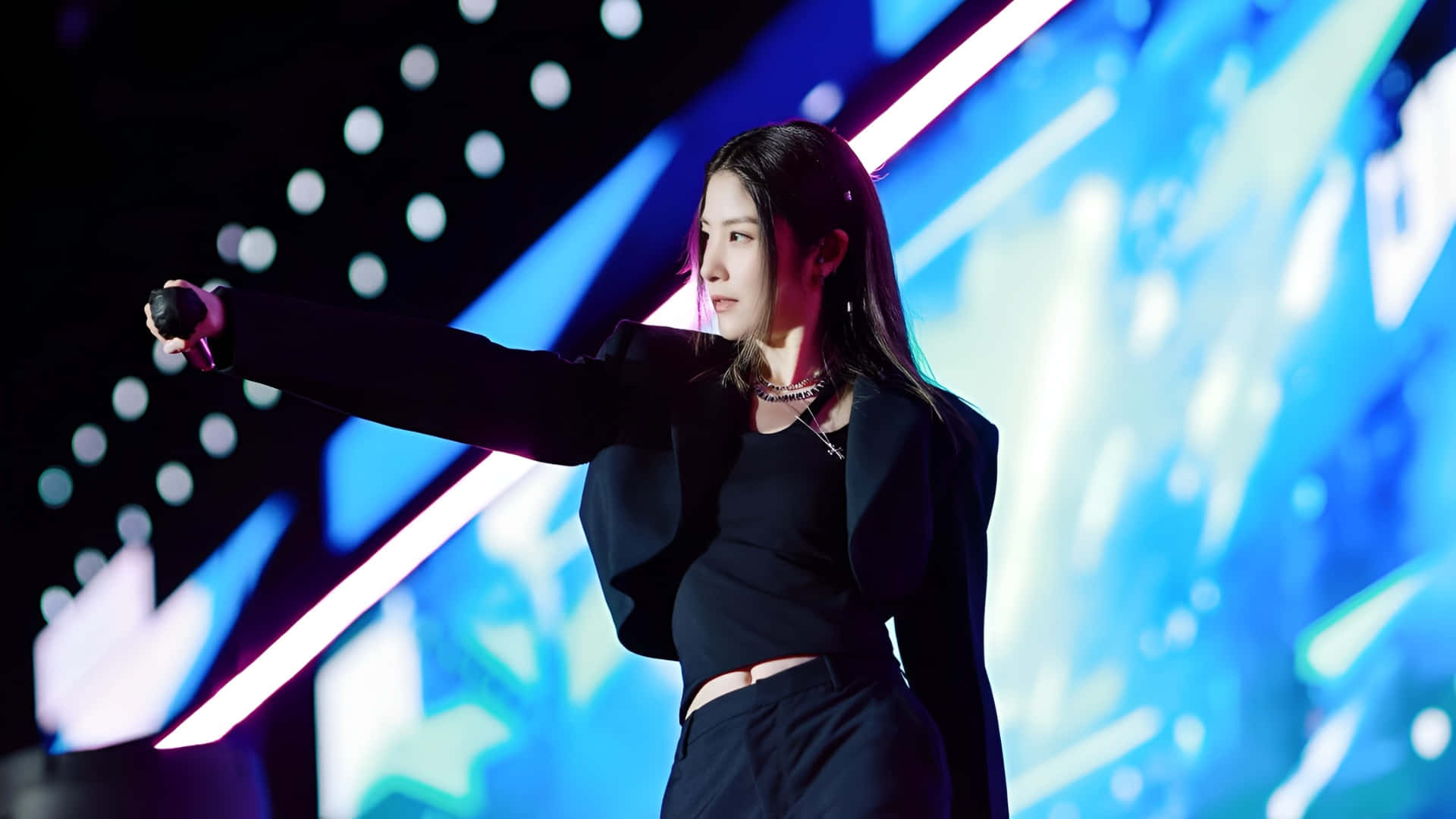Kelly Chen, black outfit, microphone, Full HD Desktop Wallpaper