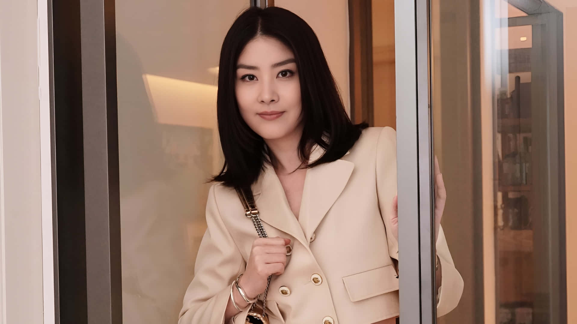 Kelly Chen, beige blazer, glass doorway, Full HD Desktop Wallpaper