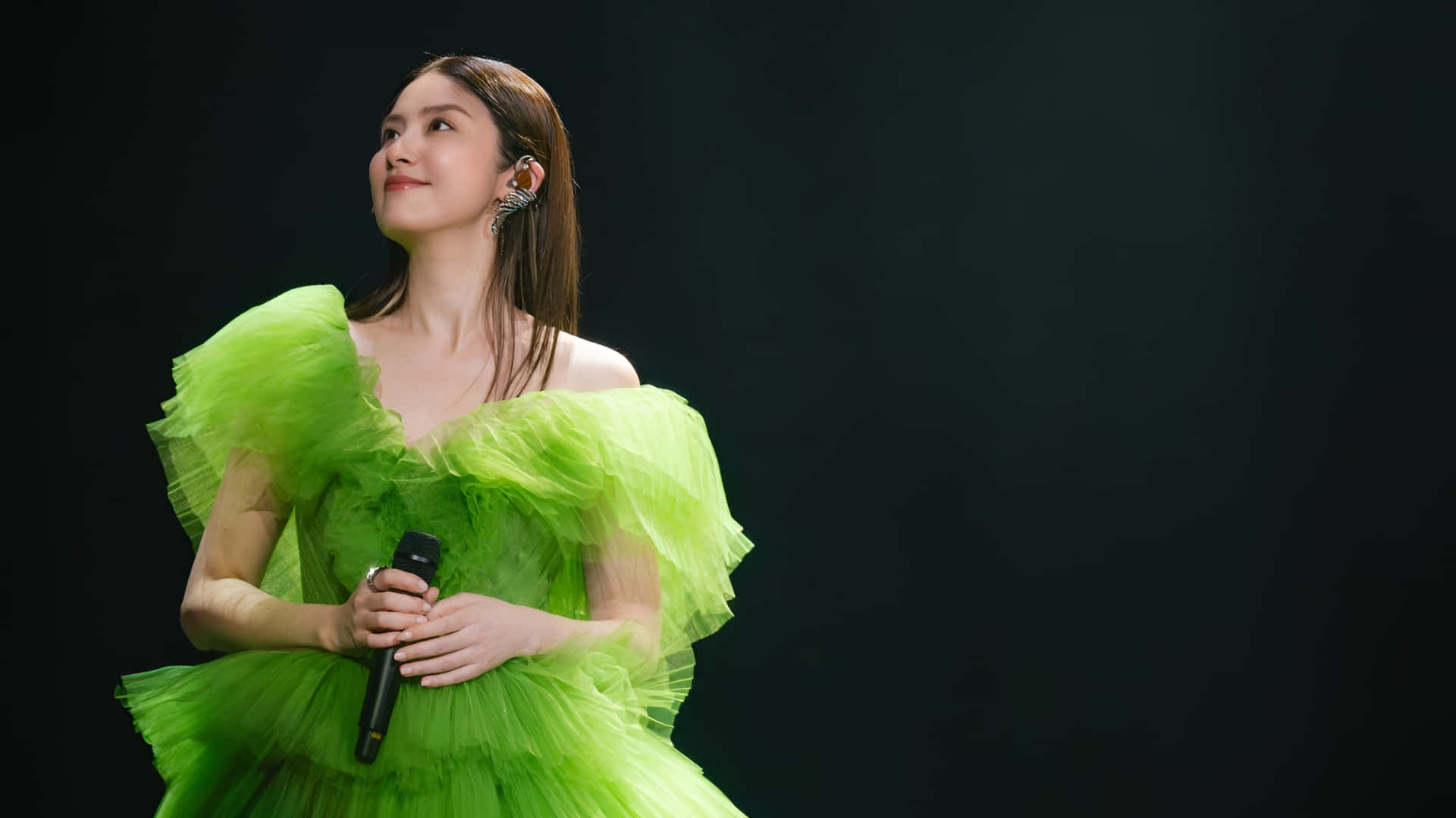 Kelly Chen, vibrant green ruffled gown, microphone, Full HD Desktop Wallpaper