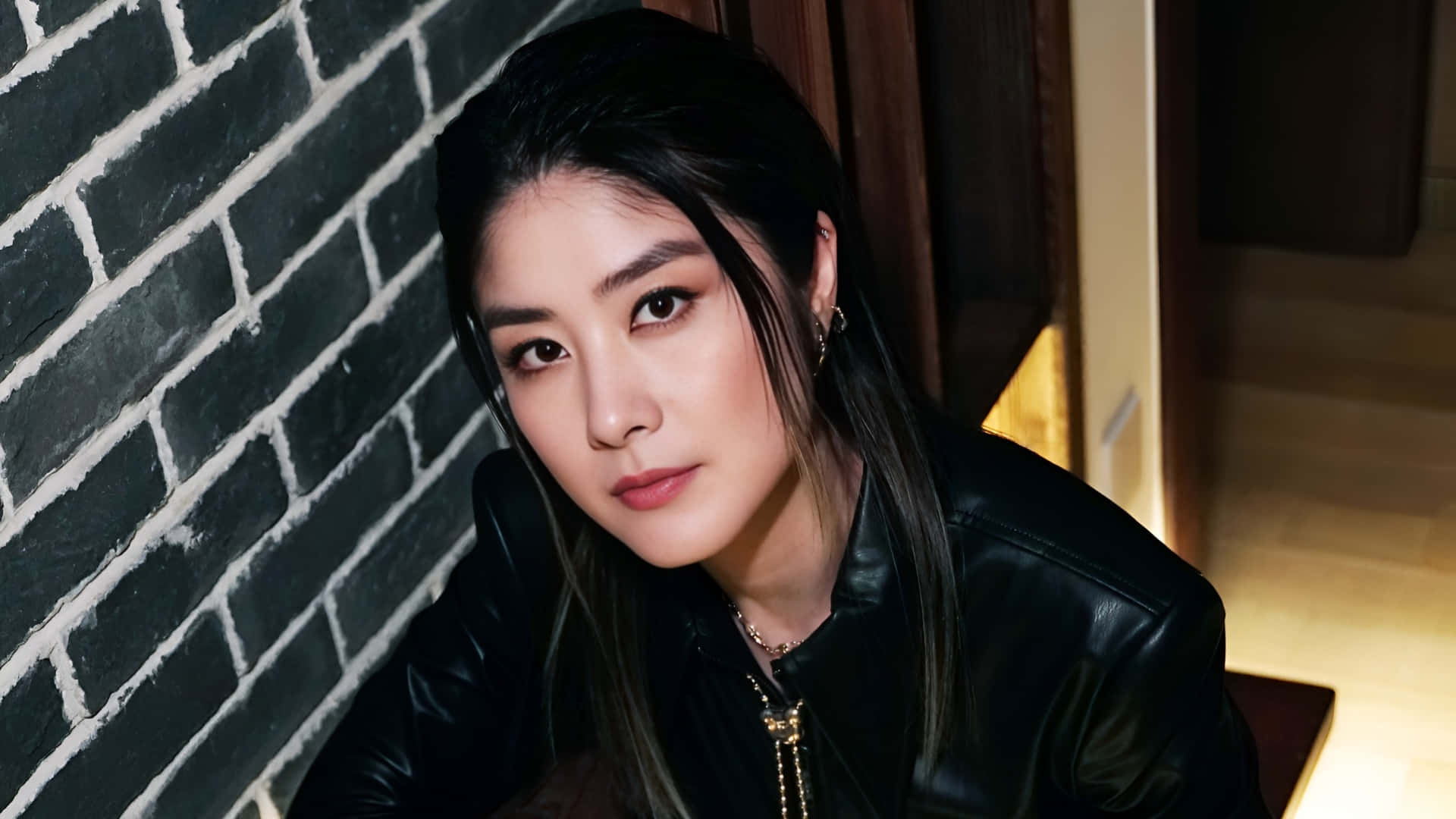 Kelly Chen, black brick wall, black leather jacket, Full HD Desktop Wallpaper