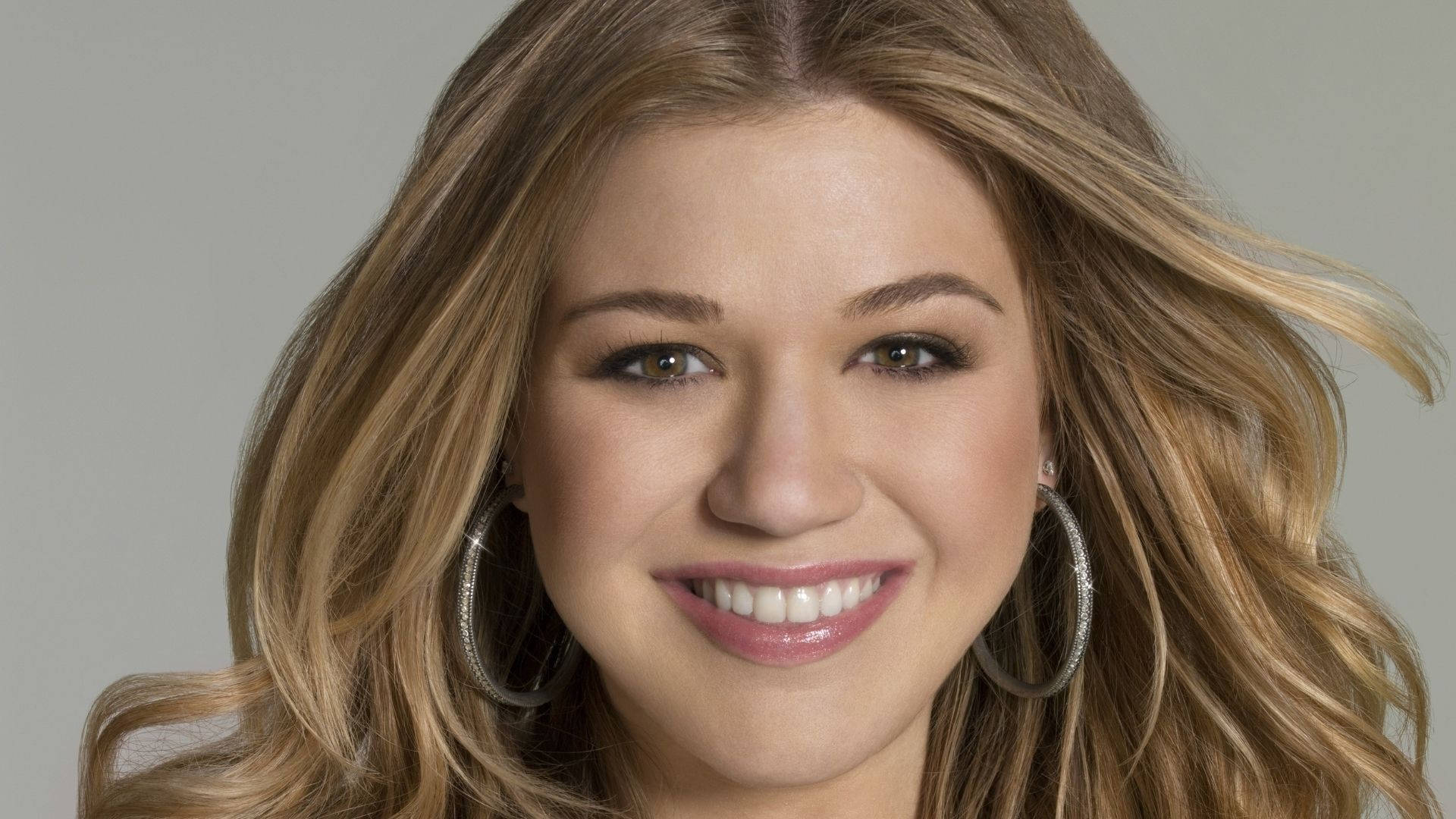 Kelly Clarkson, wavy blonde hair, large hoop earrings, Full HD Desktop Wallpaper