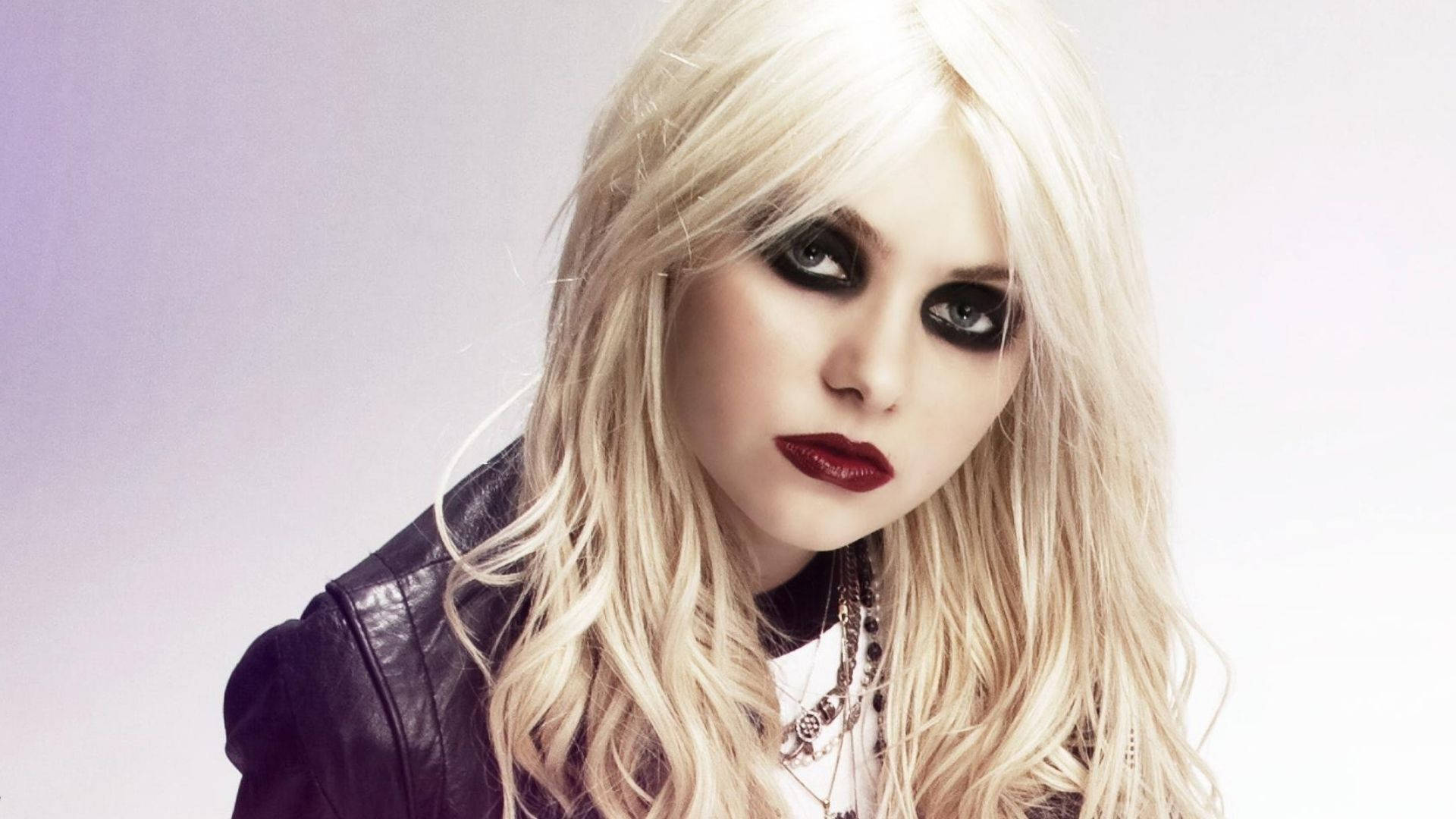 Kelly Clarkson, blonde woman, heavy black eye makeup, Full HD Desktop Wallpaper